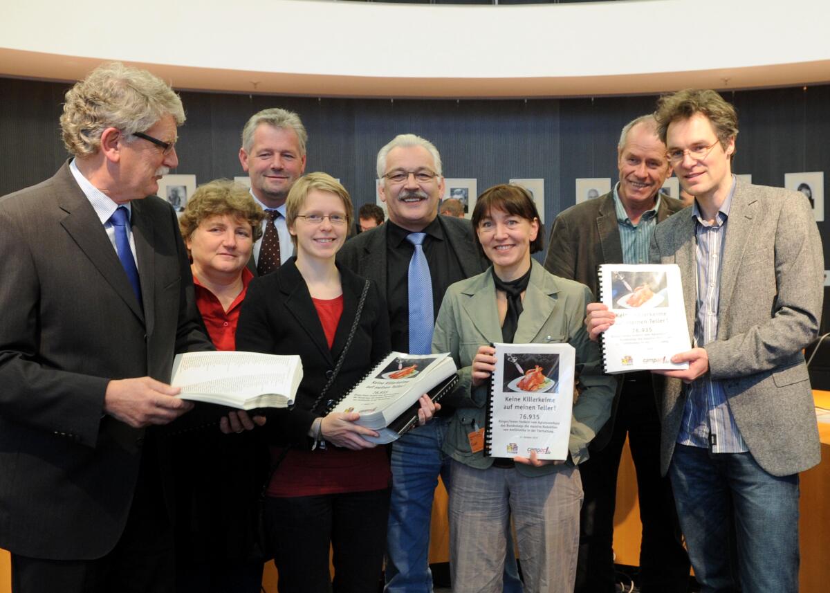 Goldmann, Hans-Michael Zu Beginn der Ausschusssitzung des Ausschusses des Deutschen Bundestages für Ernährung, Landwirtschaft und Verbraucherschutz, überreicht Campact e. V. und BUND e. V.  eine Unterschriftensammlung an die Obleute und den Vorsitzenden des Ausschusses, Hans-Michael Goldmann, (li), FDP.