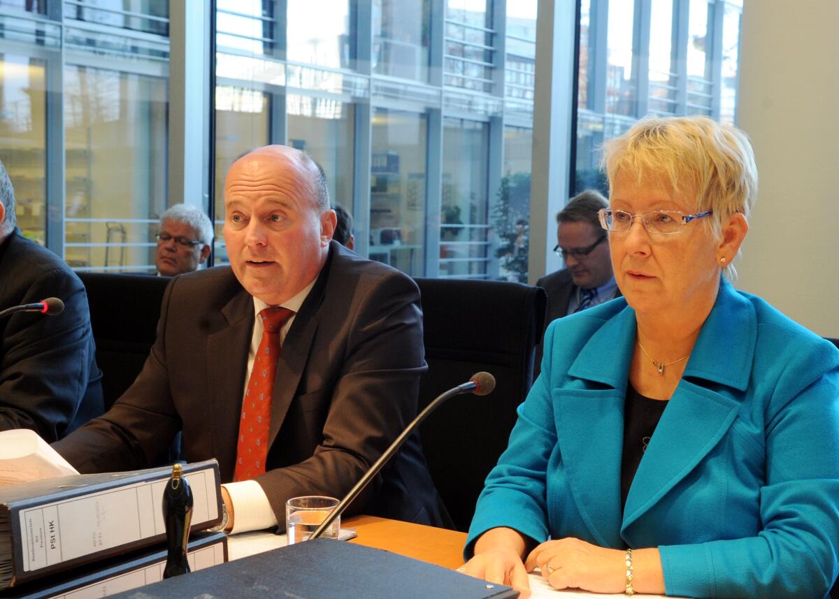 Mit Beteiligung von Gästen hat der Finanzausschuss des Deutschen Bundestages eine Ausschusssitzung, die von der Vorsitzenden Dr. Birgit Reinemund, FDP, geleitet wird. Hier mit dem Parlamentarischen Staatssekretär Hartmut Koschyk, CDU/CSU. Reinemund, Birgit; Koschyk, Hartmut Mit Beteiligung von Gästen hat der Finanzausschuss des Deutschen Bundestages eine Ausschusssitzung, die von der Vorsitzenden Dr. Birgit Reinemund, FDP, geleitet wird. Hier mit dem Parlamentarischen Staatssekretär Hartmut Koschyk, CDU/CSU.