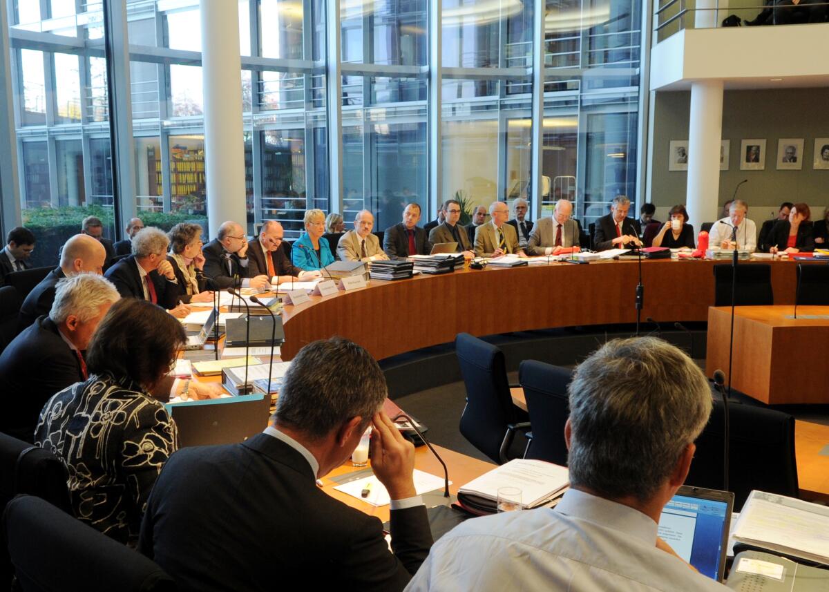 Mit Beteiligung von Gästen hat der Finanzausschuss des Deutschen Bundestages eine Ausschusssitzung, die von der Vorsitzenden Dr. Birgit Reinemund, FDP, geleitet wird.; Übersicht. Mit Beteiligung von Gästen hat der Finanzausschuss des Deutschen Bundestages eine Ausschusssitzung, die von der Vorsitzenden Dr. Birgit Reinemund, FDP, geleitet wird.; Übersicht.