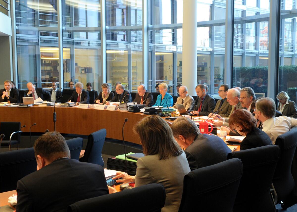 Mit Beteiligung von Gästen hat der Finanzausschuss des Deutschen Bundestages eine Ausschusssitzung, die von der Vorsitzenden Dr. Birgit Reinemund, FDP, geleitet wird.; Übersicht. Mit Beteiligung von Gästen hat der Finanzausschuss des Deutschen Bundestages eine Ausschusssitzung, die von der Vorsitzenden Dr. Birgit Reinemund, FDP, geleitet wird.; Übersicht.