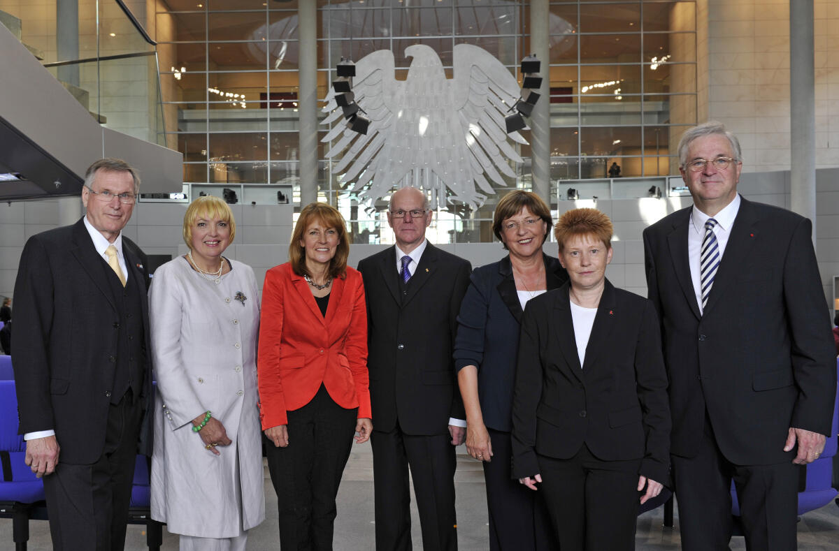 Singhammer, Johannes; Roth, Claudia; Bulmahn, Edelgard; Lammert, Norbert; Schmidt, Ulla; Pau, Petra; Hintze, Peter Gruppenfoto des neu gewählten Präsidiums des 18. Deutschen Bundestages. v.l.: Bundestagsvizepräsident Johannes Singhammer, CDU/CSU, Bundestagsvizepräsidentin Claudia Roth, Bündnis 90/Die Grünen, Bundestagsvizepräsidentin Edelgard Bulmahn, SPD, Bundestagspräsident Prof. Dr. Norbert Lammert, CDU/CSU, Bundestagsvizepräsidentin Ulla Schmidt, SPD, Bundestagsvizepräsidentin Petra Pau, Die Linke, Bundestagsvizepräsident Peter Hintze, CDU/CSU, im Anschluss an die Konstituierende Sitzung.; Gruppenbild, Präsident, Vizepräsidentinnen, Vizepräsidenten, Bundestagsadler