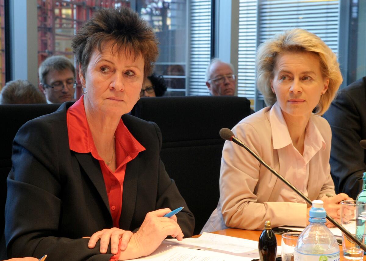 Dr. Ursula von der Leyen, (re), CDU/CSU, Bundesministerin für Arbeit und Soziales, ist zu Gast im Ausschuss des Deutschen Bundestages für Arbeit und Soziales. Die Sitzung wird von der Vorsitzenden Sabine Zimmermann, (li), DIE LINKE, geleitet. Zimmermann, Sabine; Leyen, Ursula von der Dr. Ursula von der Leyen, (re), CDU/CSU, Bundesministerin für Arbeit und Soziales, ist zu Gast im Ausschuss des Deutschen Bundestages für Arbeit und Soziales. Die Sitzung wird von der Vorsitzenden Sabine Zimmermann, (li), DIE LINKE, geleitet.