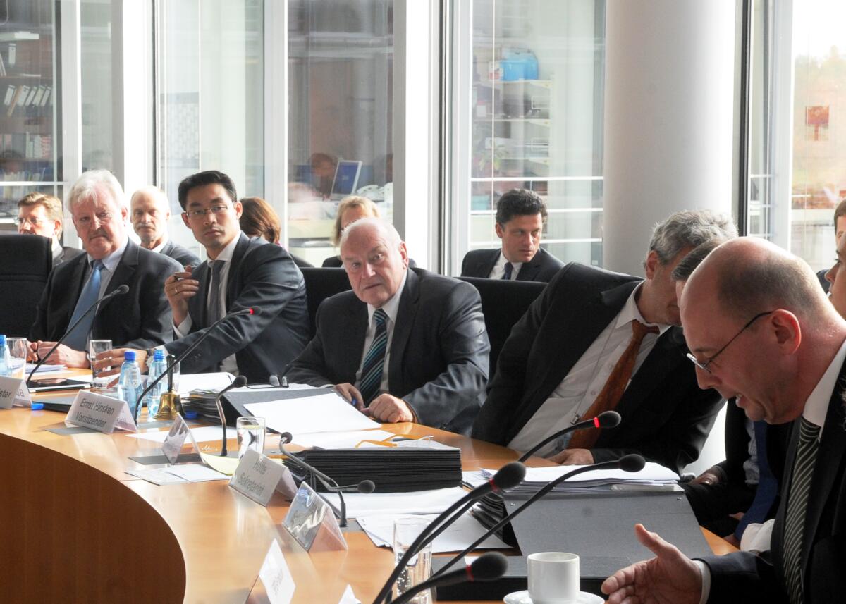 Dr. Philipp Rösler, (2.v.li), FDP, Bundesminister für Wirtschaft und Technologie, nimmt an einer Ausschusssitzung des Ausschusses des Deutschen Bundestages für Wirtschaft und Technologie teil. Diese wird vom Vorsitzenden Ernst Hinsken, (3.v.li), CDU/CSU, geleitet.; Übersicht. Hinsken, Ernst; Rösler, Philipp Dr. Philipp Rösler, (2.v.li), FDP, Bundesminister für Wirtschaft und Technologie, nimmt an einer Ausschusssitzung des Ausschusses des Deutschen Bundestages für Wirtschaft und Technologie teil. Diese wird vom Vorsitzenden Ernst Hinsken, (3.v.li), CDU/CSU, geleitet.; Übersicht.