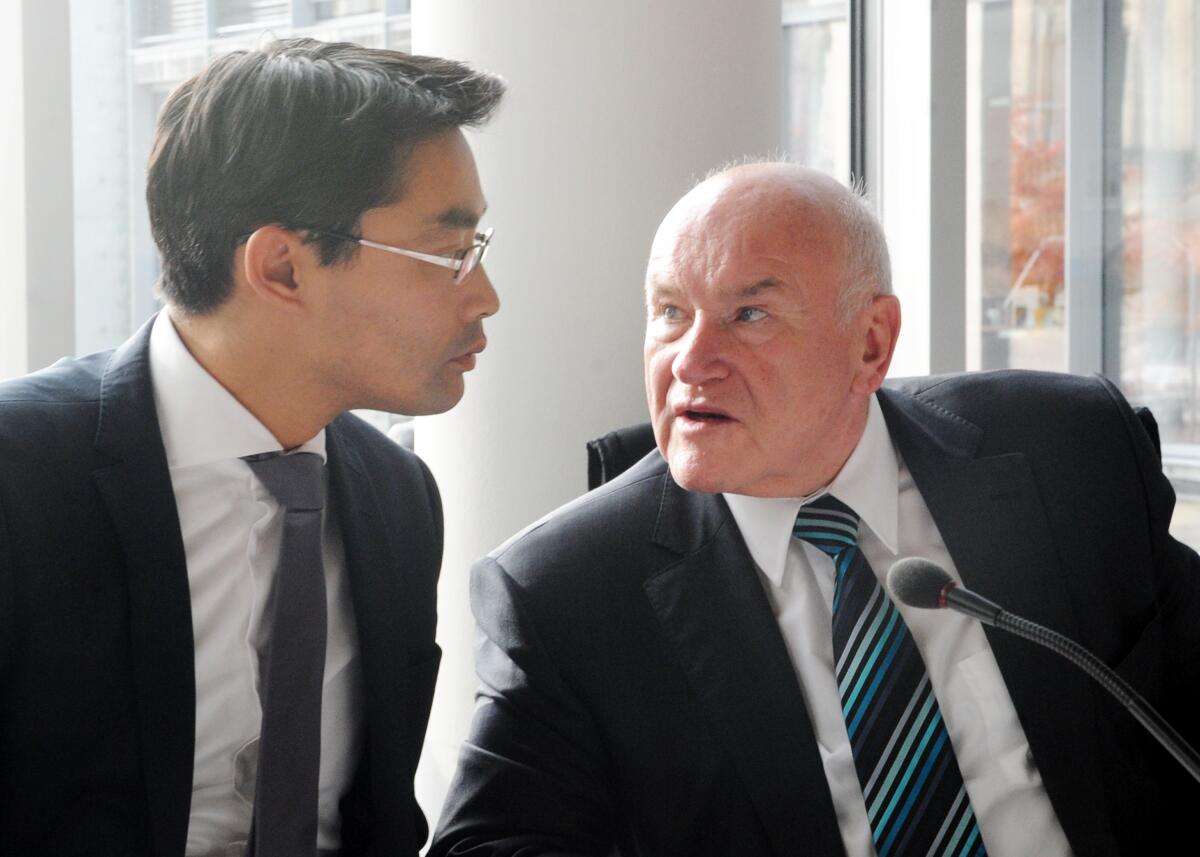 Dr. Philipp Rösler, (li), FDP, Bundesminister für Wirtschaft und Technologie, nimmt an einer Ausschusssitzung des Ausschusses des Deutschen Bundestages für Wirtschaft und Technologie teil. Diese wird vom Vorsitzenden Ernst Hinsken, (re), CDU/CSU, geleitet. Hinsken, Ernst; Rösler, Philipp Dr. Philipp Rösler, (li), FDP, Bundesminister für Wirtschaft und Technologie, nimmt an einer Ausschusssitzung des Ausschusses des Deutschen Bundestages für Wirtschaft und Technologie teil. Diese wird vom Vorsitzenden Ernst Hinsken, (re), CDU/CSU, geleitet.