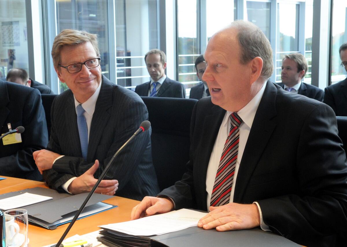 Dr. Guido Westerwelle, (li), FDP, Bundesaussenminister nimmt an einer Ausschusssitzung des Ausschusses des Deutschen Bundestages für Tourismus teil. Diese wird von dem Vorsitzenden Klaus Peter Brähmig, (re), CDU/CSU, geleitet. Brähmig, Klaus; Westerwelle, Guido Dr. Guido Westerwelle, (li), FDP, Bundesaussenminister nimmt an einer Ausschusssitzung des Ausschusses des Deutschen Bundestages für Tourismus teil. Diese wird von dem Vorsitzenden Klaus Peter Brähmig, (re), CDU/CSU, geleitet.