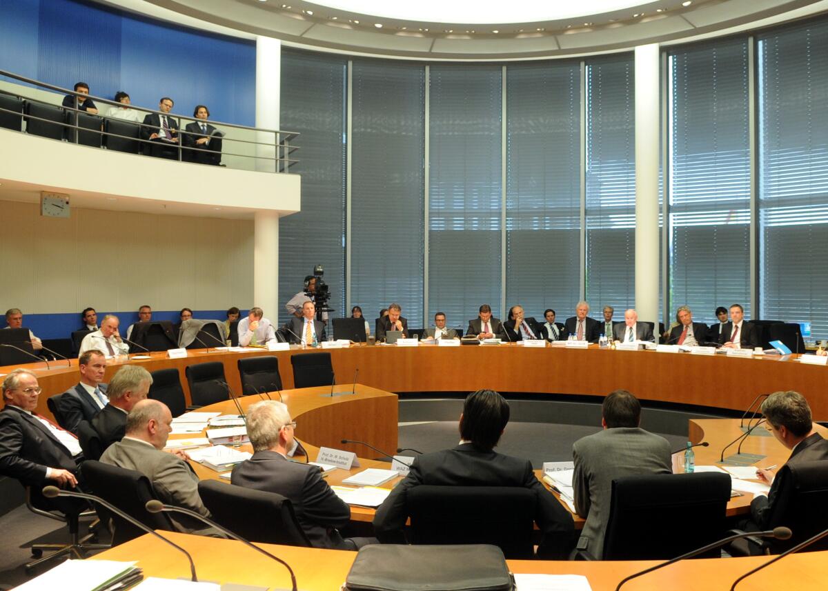 Der Ausschuss des Deutschen Bundestages für Wirtschaft und Technologie hat mit Beteiligung von Sachverständigen (hier im Vordergrund im Bild) ein Gespräch zum Thema "Anhörung zum Gesetzentwurf eines Achten Gesetzes zur Änderung des Gesetzes gegen Wettbewerbsbeschränkungen".; Übersicht. Der Ausschuss des Deutschen Bundestages für Wirtschaft und Technologie hat mit Beteiligung von Sachverständigen (hier im Vordergrund im Bild) ein Gespräch zum Thema "Anhörung zum Gesetzentwurf eines Achten Gesetzes zur Änderung des Gesetzes gegen Wettbewerbsbeschränkungen".; Übersicht.