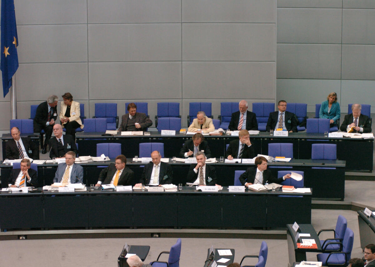 Gemeinsame Anhörung von Bundestag und Bundesrat zur Föderalismusreform.; Ziel der Reform ist es, die bundesstaatliche Ordnung der Bundesrepublik Deutschland zu modernisieren und so die Handlungs- und Entscheidungsfähigkeit von Bund und Ländern zu verbessern, die politischen Verantwortlichkeiten klarer zuzuordnen sowie die Zweckmäßigkeit und die Effizienz der Aufgabenerfüllung zu steigern.; Übersicht Gemeinsame Anhörung von Bundestag und Bundesrat zur Föderalismusreform.; Ziel der Reform ist es, die bundesstaatliche Ordnung der Bundesrepublik Deutschland zu modernisieren und so die Handlungs- und Entscheidungsfähigkeit von Bund und Ländern zu verbessern, die politischen Verantwortlichkeiten klarer zuzuordnen sowie die Zweckmäßigkeit und die Effizienz der Aufgabenerfüllung zu steigern.; Übersicht