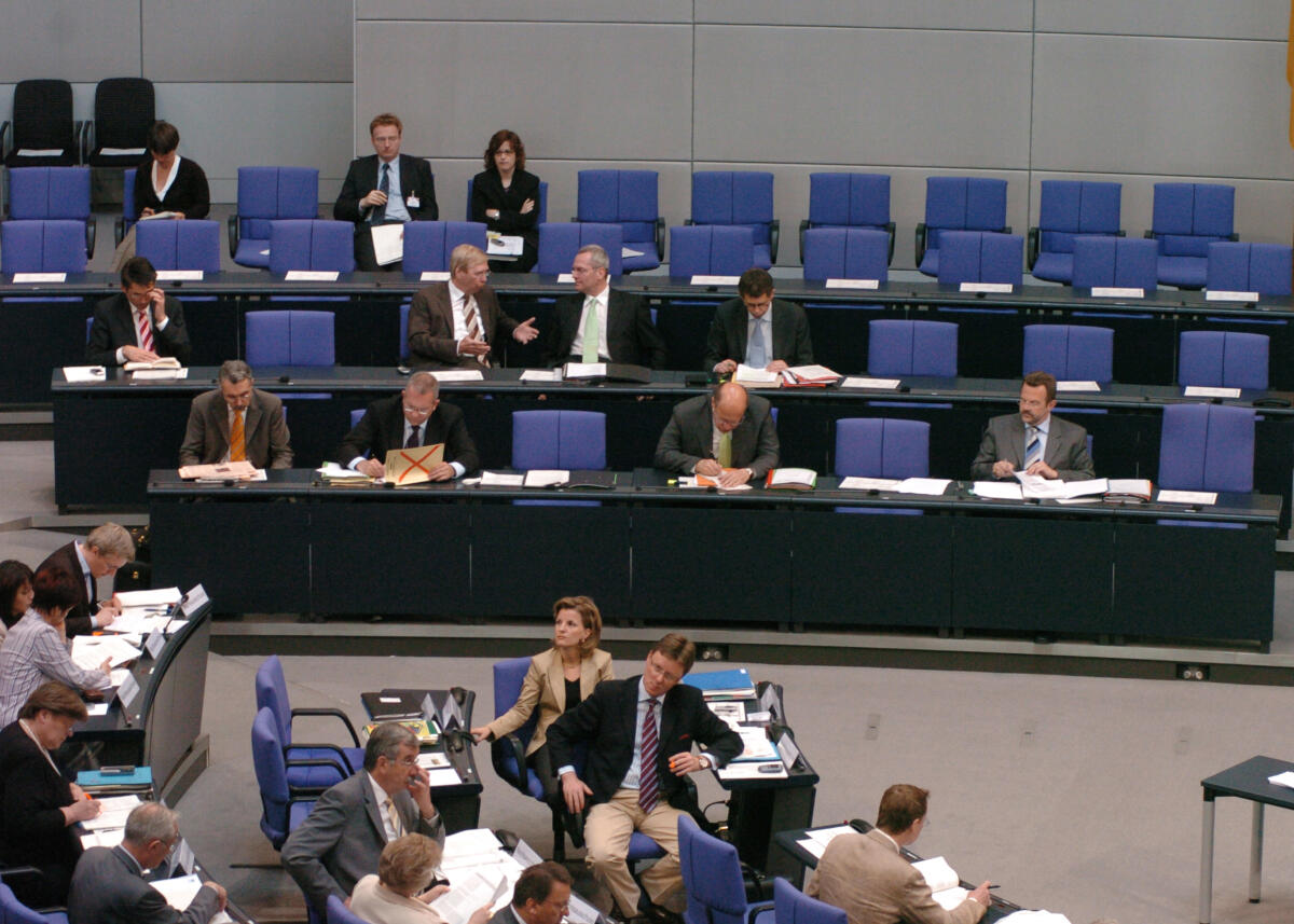 Gemeinsame Anhörung von Bundestag und Bundesrat zur Föderalismusreform.; Ziel der Reform ist es, die bundesstaatliche Ordnung der Bundesrepublik Deutschland zu modernisieren und so die Handlungs- und Entscheidungsfähigkeit von Bund und Ländern zu verbessern, die politischen Verantwortlichkeiten klarer zuzuordnen sowie die Zweckmäßigkeit und die Effizienz der Aufgabenerfüllung zu steigern.; Übersicht Gemeinsame Anhörung von Bundestag und Bundesrat zur Föderalismusreform.; Ziel der Reform ist es, die bundesstaatliche Ordnung der Bundesrepublik Deutschland zu modernisieren und so die Handlungs- und Entscheidungsfähigkeit von Bund und Ländern zu verbessern, die politischen Verantwortlichkeiten klarer zuzuordnen sowie die Zweckmäßigkeit und die Effizienz der Aufgabenerfüllung zu steigern.; Übersicht
