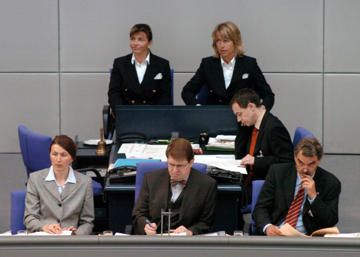 Gemeinsame Anhörung von Bundestag und Bundesrat zur Föderalismusreform.; Ziel der Reform ist es, die bundesstaatliche Ordnung der Bundesrepublik Deutschland zu modernisieren und so die Handlungs- und Entscheidungsfähigkeit von Bund und Ländern zu verbessern, die politischen Verantwortlichkeiten klarer zuzuordnen sowie die Zweckmäßigkeit und die Effizienz der Aufgabenerfüllung zu steigern.; Übersicht Gemeinsame Anhörung von Bundestag und Bundesrat zur Föderalismusreform.; Ziel der Reform ist es, die bundesstaatliche Ordnung der Bundesrepublik Deutschland zu modernisieren und so die Handlungs- und Entscheidungsfähigkeit von Bund und Ländern zu verbessern, die politischen Verantwortlichkeiten klarer zuzuordnen sowie die Zweckmäßigkeit und die Effizienz der Aufgabenerfüllung zu steigern.; Übersicht