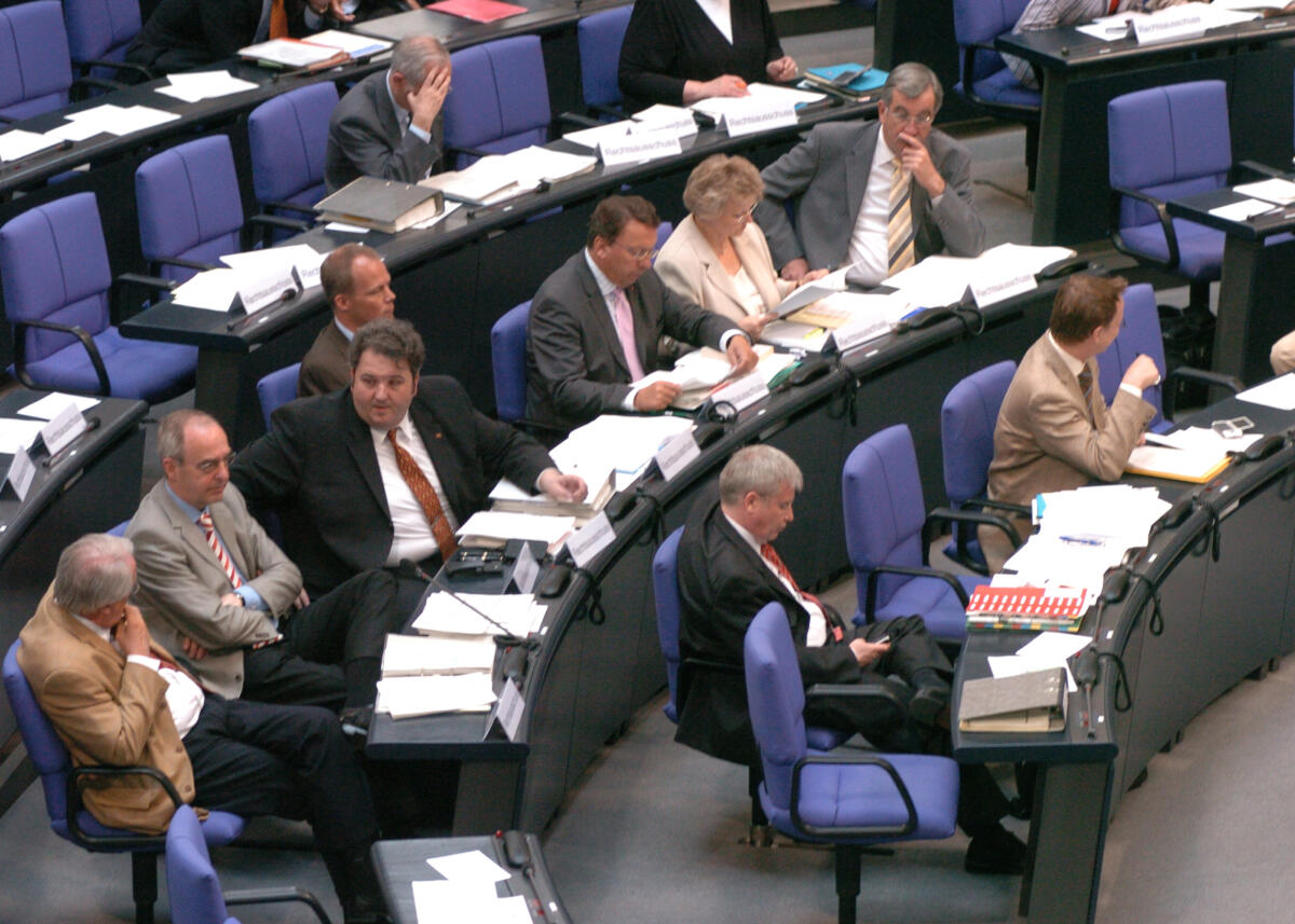 Gemeinsame Anhörung von Bundestag und Bundesrat zur Föderalismusreform.; Ziel der Reform ist es, die bundesstaatliche Ordnung der Bundesrepublik Deutschland zu modernisieren und so die Handlungs- und Entscheidungsfähigkeit von Bund und Ländern zu verbessern, die politischen Verantwortlichkeiten klarer zuzuordnen sowie die Zweckmäßigkeit und die Effizienz der Aufgabenerfüllung zu steigern.; Übersicht Gemeinsame Anhörung von Bundestag und Bundesrat zur Föderalismusreform.; Ziel der Reform ist es, die bundesstaatliche Ordnung der Bundesrepublik Deutschland zu modernisieren und so die Handlungs- und Entscheidungsfähigkeit von Bund und Ländern zu verbessern, die politischen Verantwortlichkeiten klarer zuzuordnen sowie die Zweckmäßigkeit und die Effizienz der Aufgabenerfüllung zu steigern.; Übersicht