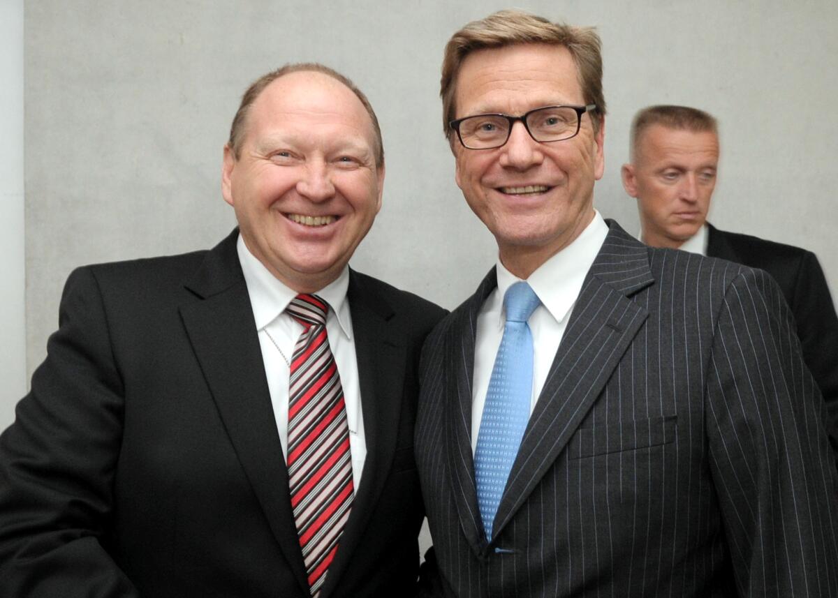 Dr. Guido Westerwelle, (re), FDP, Bundesaussenminister nimmt an einer Ausschusssitzung des Ausschusses des Deutschen Bundestages für Tourismus teil. Diese wird von dem Vorsitzenden Klaus Peter Brähmig, (li), CDU/CSU, geleitet. Brähmig, Klaus; Westerwelle, Guido Dr. Guido Westerwelle, (re), FDP, Bundesaussenminister nimmt an einer Ausschusssitzung des Ausschusses des Deutschen Bundestages für Tourismus teil. Diese wird von dem Vorsitzenden Klaus Peter Brähmig, (li), CDU/CSU, geleitet.