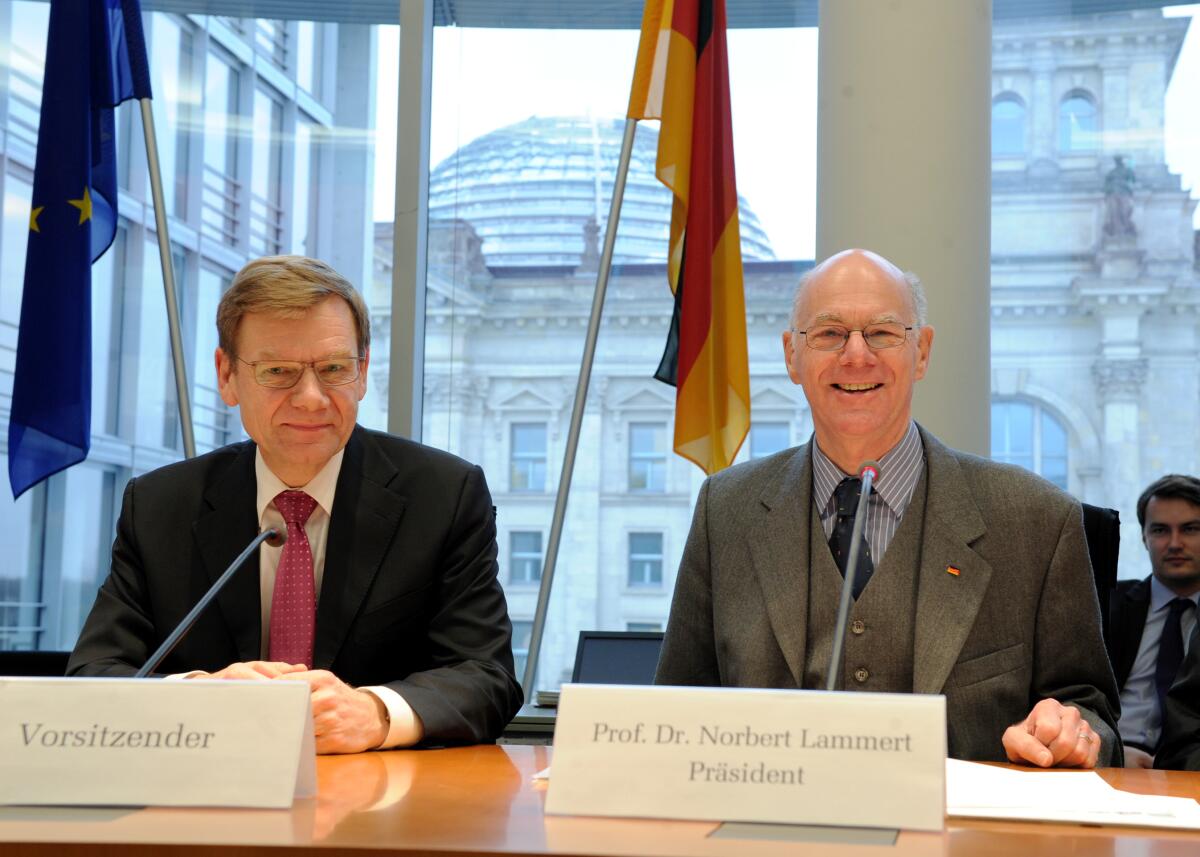 Lammert, Norbert; Wadephul, Johann Bundestagspräsident Prof. Dr. Norbert Lammert, (re), CDU/CSU, konstituiert den Ausschuss des Deutschen Bundestages für Wahlprüfung, Immunität und Geschäftsordnung. Den Vorsitz übernimmt Johann Wadephul, (li), CDU/CSU.; Konstituierung, Mikro, Mikrofon.