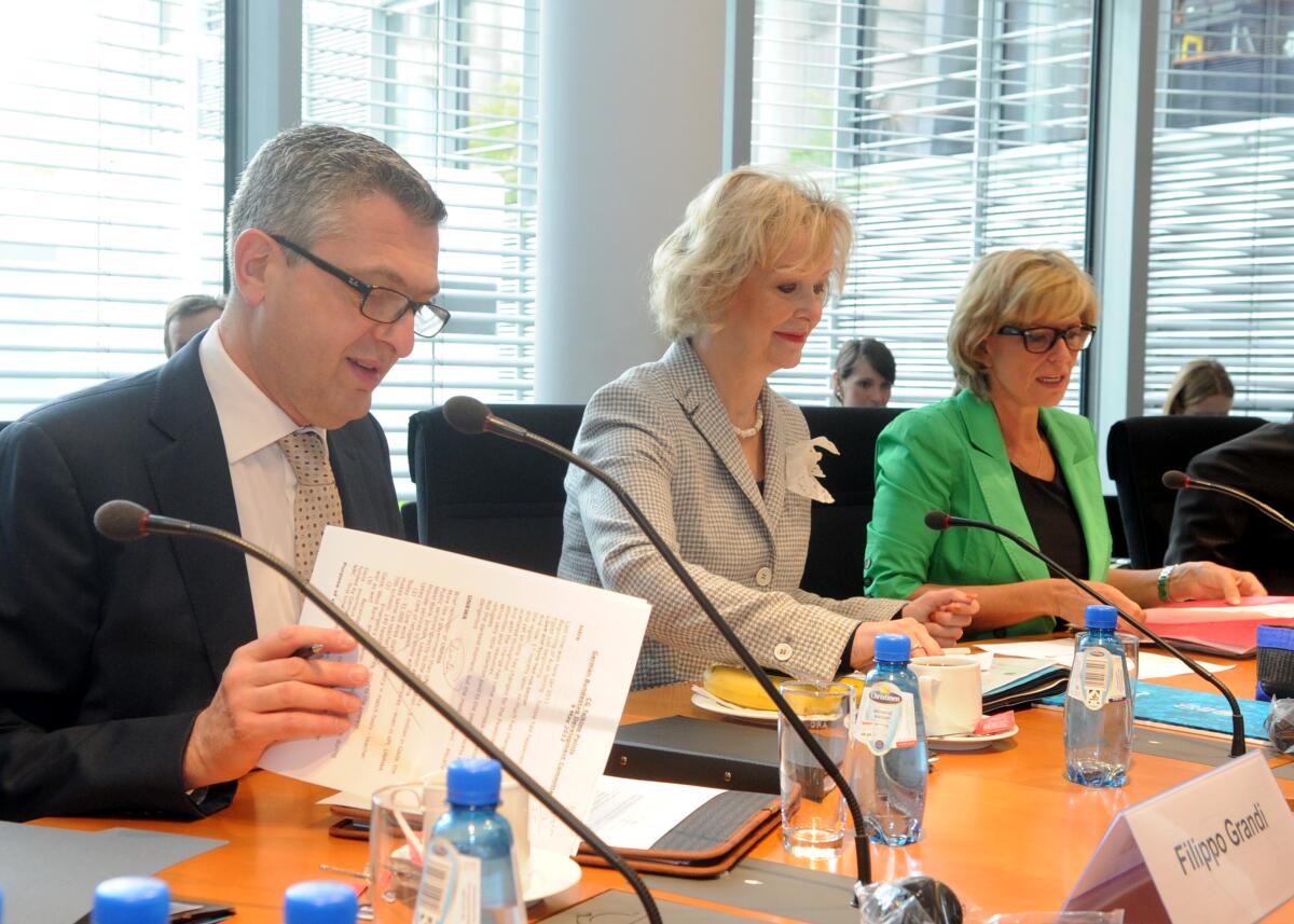 UNRWA -Generalkommissar Filippo Grandi ist zu Gast im Ausschuss des Deutschen Bundestages für wirtschaftliche Zusammenarbeit und Entwicklung. Die Ausschusssitzung wird von der Ausschussvorsitzenden Dagmar Wöhrl, (re), CDU/CSU, geleitet. In der Mitte die Parlamentarische Staatssekretärin Gudrun Kopp, FDP.; (United Nations Relief and Works Agency For Palestine Refugees in the Near East, UNRWA) Kopp, Gudrun; Grandi, Filippo; Wöhrl, Dagmar G. UNRWA -Generalkommissar Filippo Grandi ist zu Gast im Ausschuss des Deutschen Bundestages für wirtschaftliche Zusammenarbeit und Entwicklung. Die Ausschusssitzung wird von der Ausschussvorsitzenden Dagmar Wöhrl, (re), CDU/CSU, geleitet. In der Mitte die Parlamentarische Staatssekretärin Gudrun Kopp, FDP.; (United Nations Relief and Works Agency For Palestine Refugees in the Near East, UNRWA)