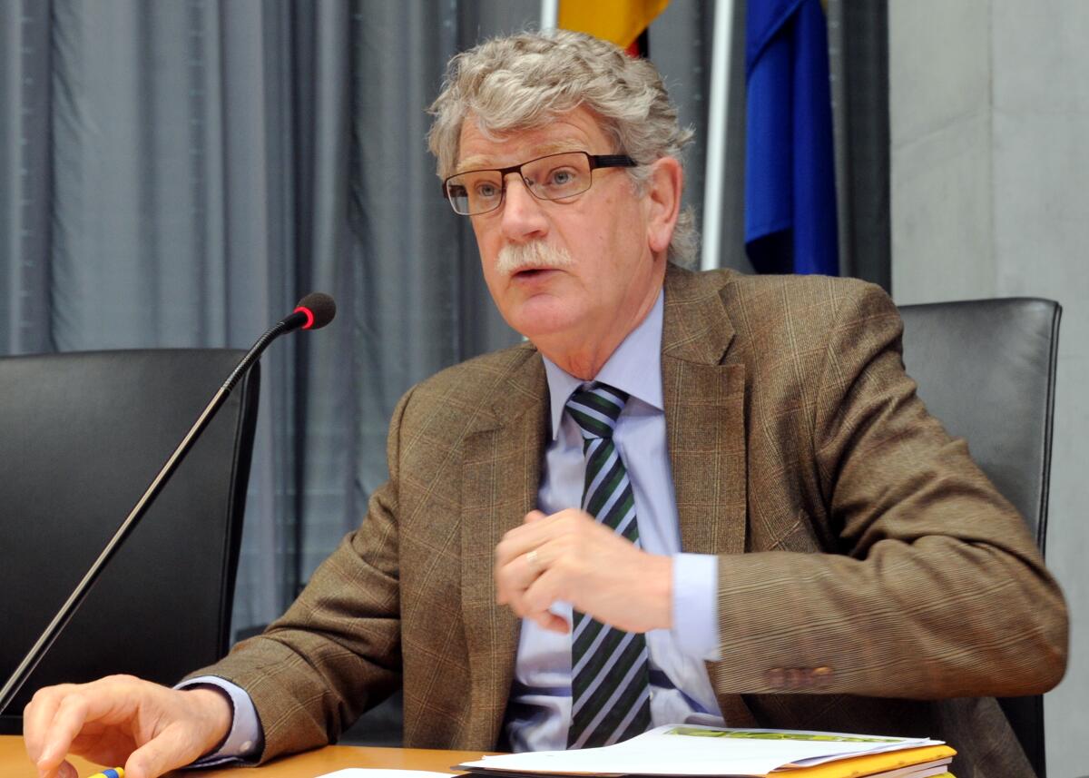Der Ausschuss des Deutschen Bundestages für Ernährung, Landwirtschaft und Verbraucherschutz, hat mit Beteiligung von Sachverständigen eine Öffentliche Anhörung zum Thema "Die Änderungen des Weingesetzes und die Auswirkungen auf die deutsche Weinwirtschaft". Die Ausschusssitzung wird von dem Ausschussvorsitzenden Hans-Michael Goldmann, (hier im Bild), FDP, geleitet. Goldmann, Hans-Michael Der Ausschuss des Deutschen Bundestages für Ernährung, Landwirtschaft und Verbraucherschutz, hat mit Beteiligung von Sachverständigen eine Öffentliche Anhörung zum Thema "Die Änderungen des Weingesetzes und die Auswirkungen auf die deutsche Weinwirtschaft". Die Ausschusssitzung wird von dem Ausschussvorsitzenden Hans-Michael Goldmann, (hier im Bild), FDP, geleitet.