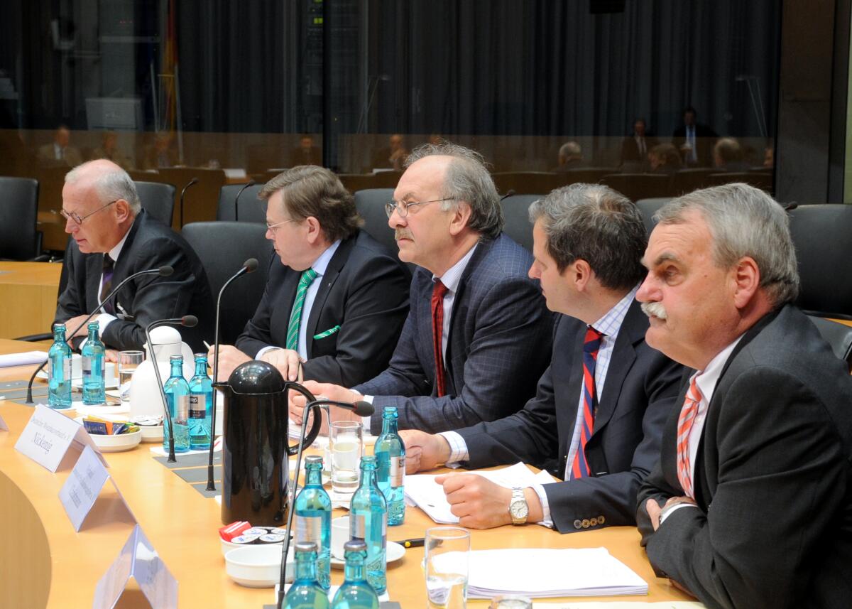  Der Ausschuss des Deutschen Bundestages für Ernährung, Landwirtschaft und Verbraucherschutz, hat mit Beteiligung von Sachverständigen (hier im Bild) eine Öffentliche Anhörung zum Thema "Die Änderungen des Weingesetzes und die Auswirkungen auf die deutsche Weinwirtschaft". Die Ausschusssitzung wird von dem Ausschussvorsitzenden Hans-Michael Goldmann, FDP, geleitet.