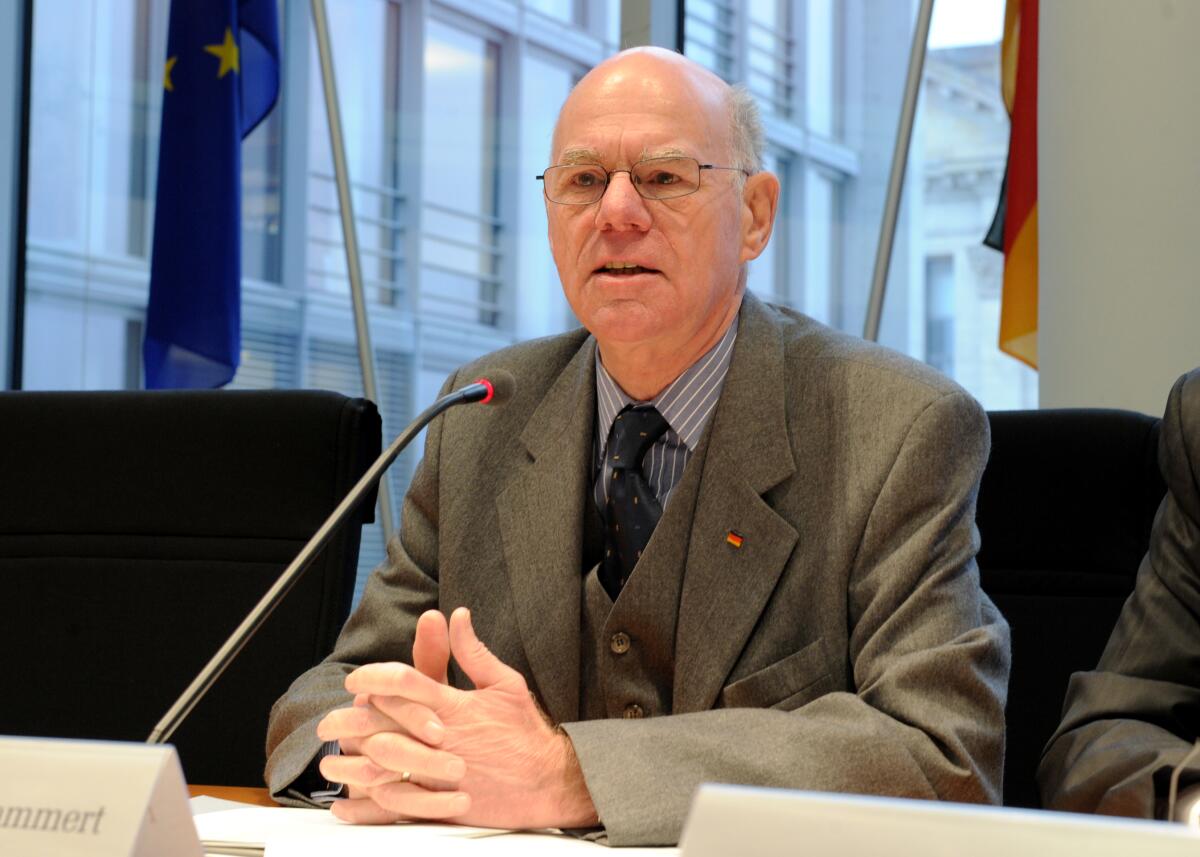 Lammert, Norbert Bundestagspräsident Prof. Dr. Norbert Lammert, (hier im Bild), CDU/CSU, konstituiert den Ausschuss des Deutschen Bundestages für Wahlprüfung, Immunität und Geschäftsordnung. Den Vorsitz übernimmt Johann Wadephul, CDU/CSU.; Konstituierung, Mikro, Mikrofon.