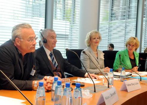 Behrendt, Klaus J.; Cullen, Father Shay; Kopp, Gudrun; Wöhrl, Dagmar G. Paul-Löbe-Haus, Sitzungssaal