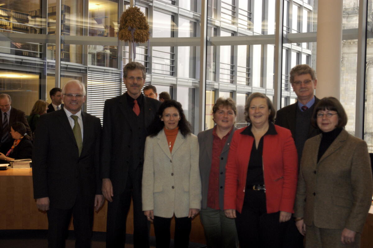 Ausschuss für Ernährung, Landwirtschaft und Verbraucherschutz; Die Obleute, Ausschussvorsitzender und der Stellvertretende Vorsitzende von links: Peter Bleser, CDU, Manfred Helmut Zöllmer, SPD, Stellv. Ausschussvorsitzender, Waltraud Wolff, SPD, Dr. Kirsten Tackmann, DIE LINKE., Bärbel Höhn, Bündnis 90/Die Grünen, Ausschussvorsitzende, Hans-Michael Goldmann, FDP und Cornelia Behm, Bündnis 90/ Die Grünen.; Abgeordnete, MdB, Ordentliche Ausschussmitglieder, CDU/CSU-Fraktion Bleser, Peter; Zöllmer, Manfred; Wolff, Waltraud; Tackmann, Kirsten; Höhn, Bärbel; Goldmann, Hans-Michael; Behm, Cornelia Ausschuss für Ernährung, Landwirtschaft und Verbraucherschutz; Die Obleute, Ausschussvorsitzender und der Stellvertretende Vorsitzende von links: Peter Bleser, CDU, Manfred Helmut Zöllmer, SPD, Stellv. Ausschussvorsitzender, Waltraud Wolff, SPD, Dr. Kirsten Tackmann, DIE LINKE., Bärbel Höhn, Bündnis 90/Die Grünen, Ausschussvorsitzende, Hans-Michael Goldmann, FDP und Cornelia Behm, Bündnis 90/ Die Grünen.; Abgeordnete, MdB, Ordentliche Ausschussmitglieder, CDU/CSU-Fraktion