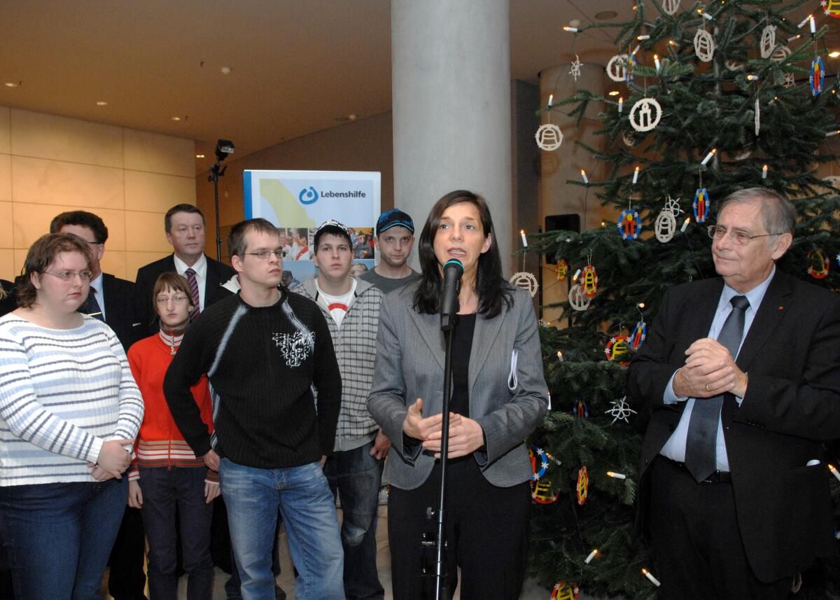 Göring-Eckardt, Katrin Bundestagsvizepräsidentin Katrin Göring-Eckardt, Bündnis 90/Die Grünen, (mitte), nimmt den Weihnachtsbaum der Bundesvereinigung Lebenshilfe für Menschen mit geistiger Behinderung in Empfang. Der Baumschmuck stammt von Mitarbeitern der Lebenshilfe-Wekstatt Mittleres Erzgebirge in Marienberg.; Weihnachtsbaum