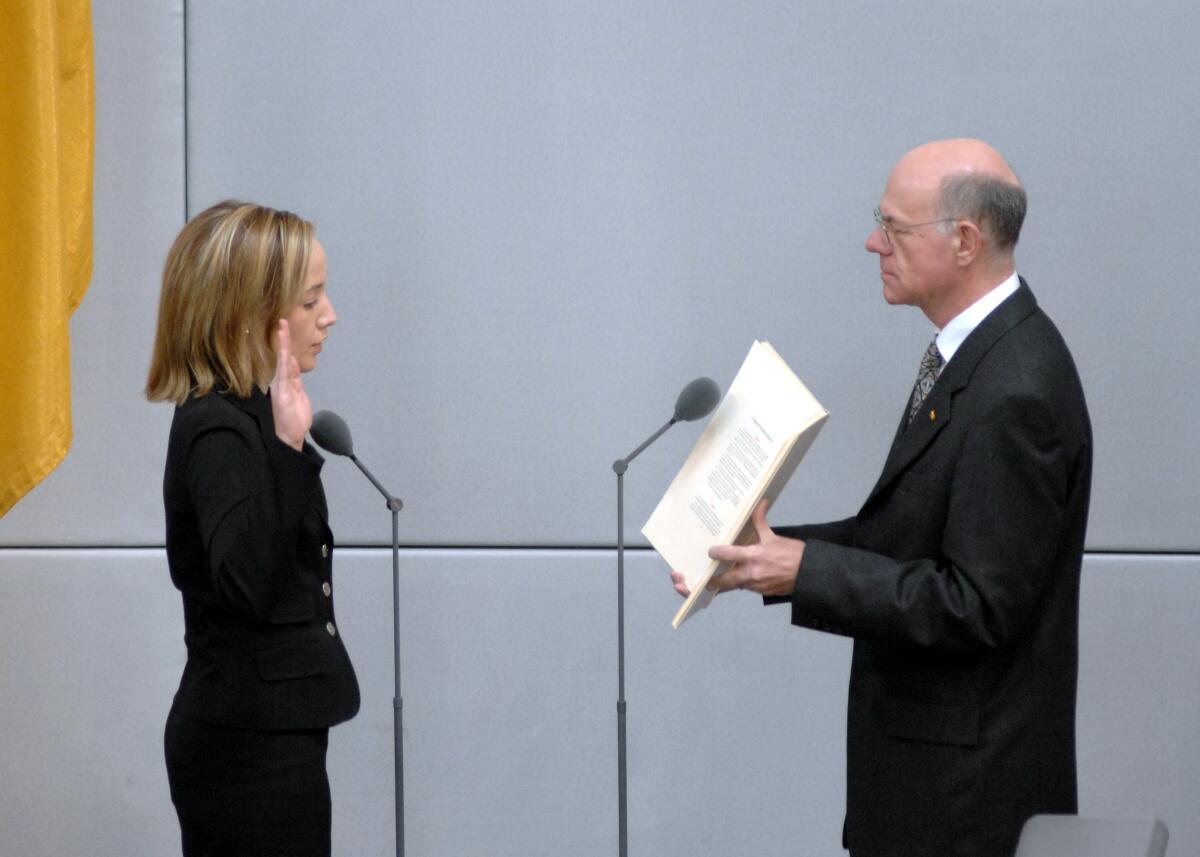 Bundestagspräsident Prof. Dr. Norbert Lammert, CDU/CSU, nimmt der neu ernannten Bundesministerin für Familie, Frauen, Jugend und Senioren, Dr. Kristina Köhler, CDU/CSU, den Eid ab.; Ministerin, Familienministerin. Lammert, Norbert; Köhler, Kristina Bundestagspräsident Prof. Dr. Norbert Lammert, CDU/CSU, nimmt der neu ernannten Bundesministerin für Familie, Frauen, Jugend und Senioren, Dr. Kristina Köhler, CDU/CSU, den Eid ab.; Ministerin, Familienministerin.