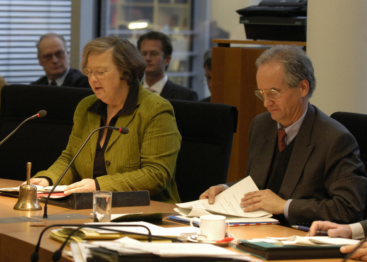 Höhn, Bärbel; Kehrhahn, Joachim Konstituierende Sitzung des Ausschusses für Ernährung, Landwirtschaft und Verbraucherschutz; Ausschussvorsitzende Bärbel Höhn, Bündnis90/Die Grünen und der Leiter des Sekreteriats des Ausschusses Joachim Kehrhahn