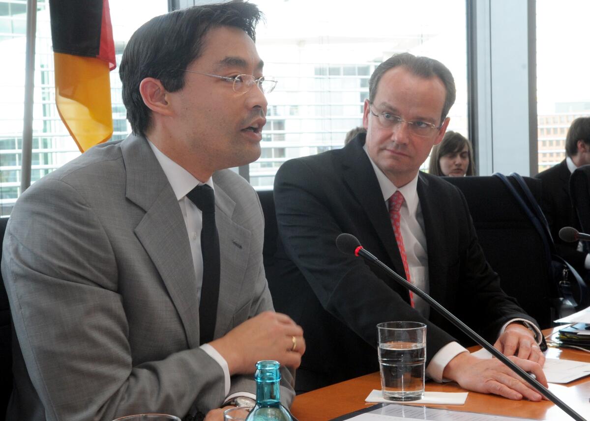 Der Bundesminister für Wirtschaft und Technologie, Dr. Philipp Rösler, (li), FDP, ist zu Gast im Ausschuss des Deutschen Bundestages für die Angelegenheiten der Europäischen Union. Die Sitzung wird von dem Ausschussvorsitzenden Gunther Krichbaum, (re), CDU/CSU, geleitet. Krichbaum, Gunther; Rösler, Philipp Der Bundesminister für Wirtschaft und Technologie, Dr. Philipp Rösler, (li), FDP, ist zu Gast im Ausschuss des Deutschen Bundestages für die Angelegenheiten der Europäischen Union. Die Sitzung wird von dem Ausschussvorsitzenden Gunther Krichbaum, (re), CDU/CSU, geleitet.