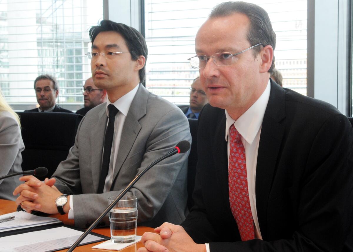 Krichbaum, Gunther; Rösler, Philipp Der Bundesminister für Wirtschaft und Technologie, Dr. Philipp Rösler, (li), FDP, ist zu Gast im Ausschuss des Deutschen Bundestages für die Angelegenheiten der Europäischen Union. Die Sitzung wird von dem Ausschussvorsitzenden Gunther Krichbaum, (re), CDU/CSU, geleitet.
