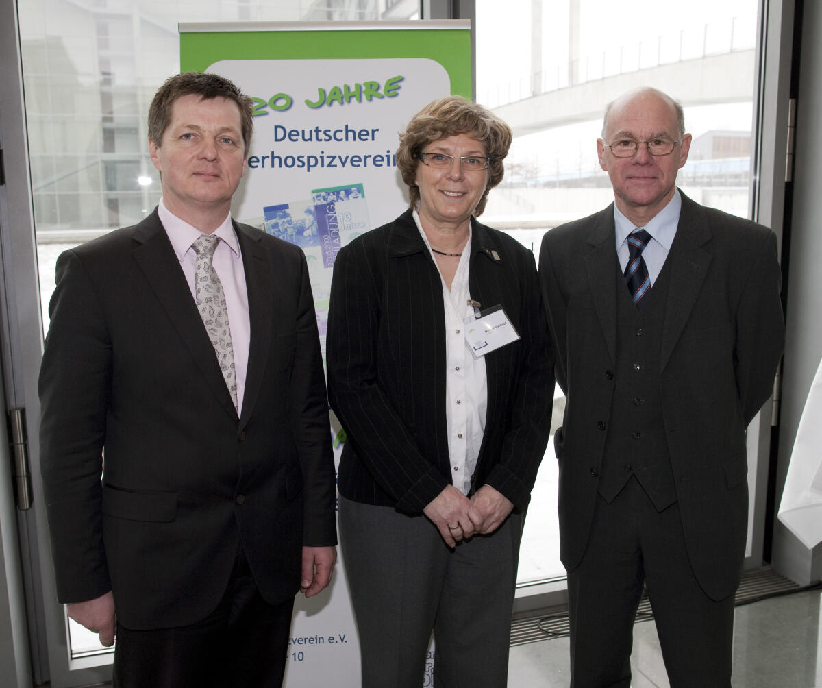 20 Jahre Deutscher Kinderhospizverein. Schirmherr Bundestagspräsident Prof. Dr. Norbert Lammert, CDU/CSU, MdB, eröffnet zusammen mit Margret Hartkopf vom Vorstand des Deutschen Kinderhospizvereins und dem Vorsitzenden der Kinderkommission, Eckhard Pols, CDU/CSU, MdB die Jubiläumsvernstaltung.; (v.l.n.r. Eckhard Pols, Frau Hartkopf , Bundestagspräsident Norbert Lammert) Lammert, Norbert; Pols, Eckhard; Hartkopf, Margret 20 Jahre Deutscher Kinderhospizverein. Schirmherr Bundestagspräsident Prof. Dr. Norbert Lammert, CDU/CSU, MdB, eröffnet zusammen mit Margret Hartkopf vom Vorstand des Deutschen Kinderhospizvereins und dem Vorsitzenden der Kinderkommission, Eckhard Pols, CDU/CSU, MdB die Jubiläumsvernstaltung.; (v.l.n.r. Eckhard Pols, Frau Hartkopf , Bundestagspräsident Norbert Lammert)