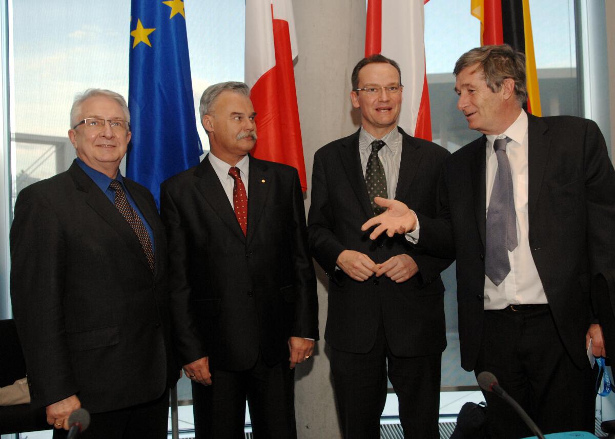 Gemeinsame Sitzung der EU-Ausschüsse des Deutschen Bundestages, des polnischen Senats und Sejms sowie der Assemblée Nationale der Republik Frankreich "Weimarer Dreieck". Vorsitz des Ausschusses für die Angelegenheiten der Europäischen Union des Deutschen Bundestages: Gunther Krichbaum, CDU/CSU, (2.v.re). Vorsitz der polnischen Delegation, des Sejm: Stanislaw Rakoczy, (2.v.li), des Senats: Senator Edmund Wittbrodt, (li). Vorsitz der französischen Delegation: Pierre Lequiller, (re). Krichbaum, Gunther; Rakoczy, Stanislaw; Wittbrodt, Edmund; Lequiller, Pierre Gemeinsame Sitzung der EU-Ausschüsse des Deutschen Bundestages, des polnischen Senats und Sejms sowie der Assemblée Nationale der Republik Frankreich "Weimarer Dreieck". Vorsitz des Ausschusses für die Angelegenheiten der Europäischen Union des Deutschen Bundestages: Gunther Krichbaum, CDU/CSU, (2.v.re). Vorsitz der polnischen Delegation, des Sejm: Stanislaw Rakoczy, (2.v.li), des Senats: Senator Edmund Wittbrodt, (li). Vorsitz der französischen Delegation: Pierre Lequiller, (re).