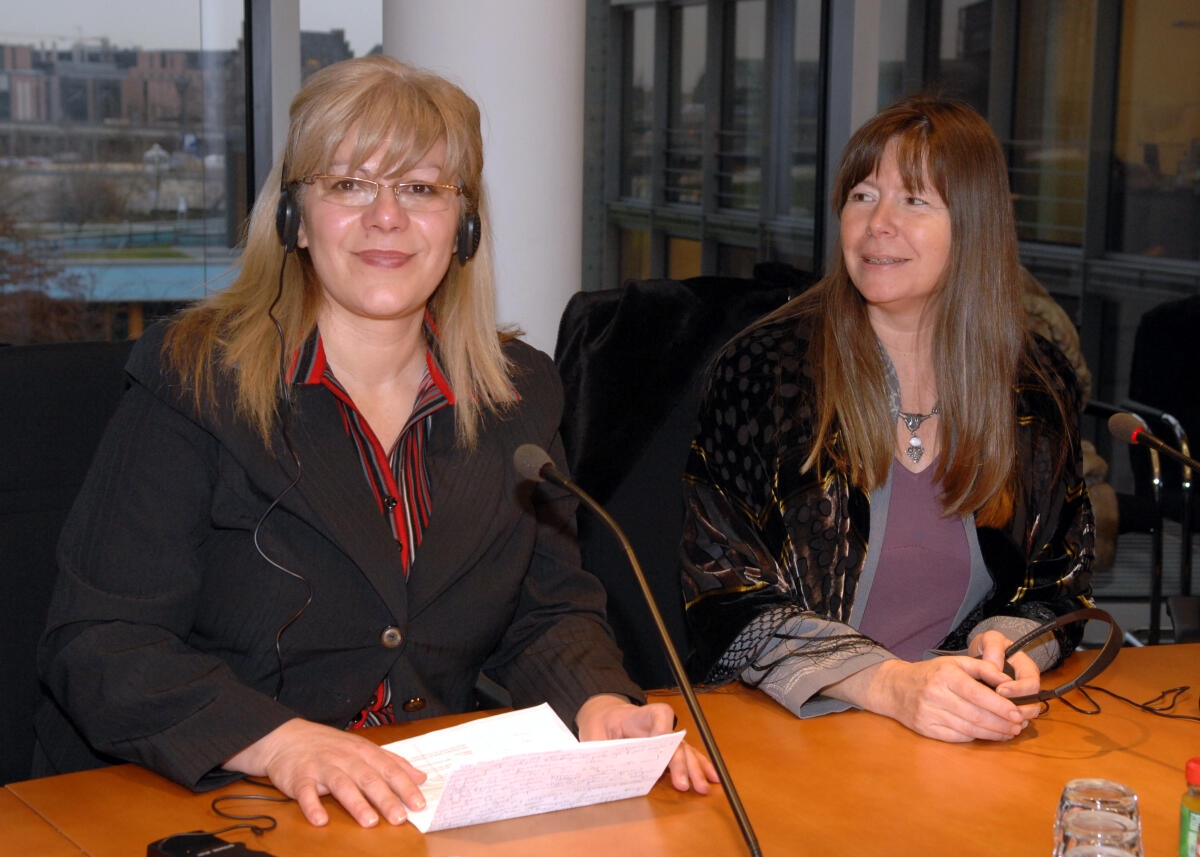 Ausschussvorsitzende Ulrike Höfken, Bündnis 90/Die Grünen, (re), und die stellvertretende Ausschussvorsitzende des Ausschusses für Landwirtschaft und Forsten im bulgarischen Parlament, Yunal Tasim, (li.), in einer gemeinsamen Ausschusssitzung des Ausschusses für Ernährung, Landwirtschaft und Verbraucherschutz im Deutschen Bundestag. Höfken, Ulrike; Tasim, Yunal Ausschussvorsitzende Ulrike Höfken, Bündnis 90/Die Grünen, (re), und die stellvertretende Ausschussvorsitzende des Ausschusses für Landwirtschaft und Forsten im bulgarischen Parlament, Yunal Tasim, (li.), in einer gemeinsamen Ausschusssitzung des Ausschusses für Ernährung, Landwirtschaft und Verbraucherschutz im Deutschen Bundestag.