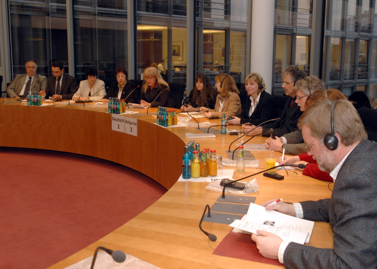 Mitglieder des Ausschusses für Landwirtschaft und Forsten des bulgarischen Parlaments zu Gast im Ausschuss für Ernährung, Landwirtschaft und Verbraucherschutz im Deutschen Bundestag. Ausschussvorsitzende Ulrike Höfken, Bündnis 90/Die Grünen, (6.v.li.), und die stellvertretende Ausschussvorsitzende des Ausschusses für Landwirtschaft und Forsten im bulgarischen Parlament, Yunal Tasim, (5.v.li.). Mitglieder des Ausschusses für Landwirtschaft und Forsten des bulgarischen Parlaments zu Gast im Ausschuss für Ernährung, Landwirtschaft und Verbraucherschutz im Deutschen Bundestag. Ausschussvorsitzende Ulrike Höfken, Bündnis 90/Die Grünen, (6.v.li.), und die stellvertretende Ausschussvorsitzende des Ausschusses für Landwirtschaft und Forsten im bulgarischen Parlament, Yunal Tasim, (5.v.li.).