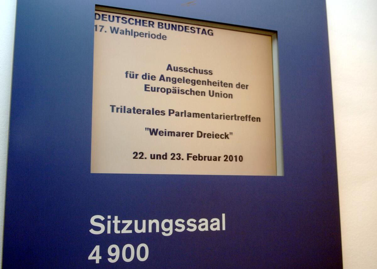 Gemeinsame Sitzung der EU-Ausschüsse des Deutschen Bundestages, des polnischen Senats und Sejms sowie der Assemblée Nationale der Republik Frankreich "Weimarer Dreieck". Vorsitz des Ausschusses für die Angelegenheiten der Europäischen Union des Deutschen Bundestages: Gunther Krichbaum, CDU/CSU. Vorsitz der polnischen Delegation, des Sejm: Stanislaw Rakoczy, des Senats: Senator Edmund Wittbrodt. Vorsitz der französischen Delegation: Pierre Lequiller.; Hinweis Sitzungssaal. Gemeinsame Sitzung der EU-Ausschüsse des Deutschen Bundestages, des polnischen Senats und Sejms sowie der Assemblée Nationale der Republik Frankreich "Weimarer Dreieck". Vorsitz des Ausschusses für die Angelegenheiten der Europäischen Union des Deutschen Bundestages: Gunther Krichbaum, CDU/CSU. Vorsitz der polnischen Delegation, des Sejm: Stanislaw Rakoczy, des Senats: Senator Edmund Wittbrodt. Vorsitz der französischen Delegation: Pierre Lequiller.; Hinweis Sitzungssaal.