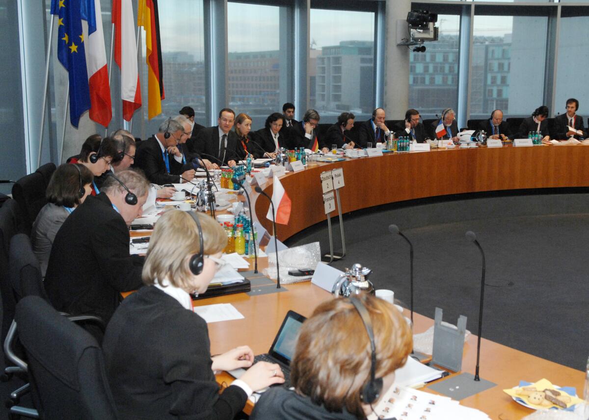 Gemeinsame Sitzung der EU-Ausschüsse des Deutschen Bundestages, des polnischen Senats und Sejms sowie der Assemblée Nationale der Republik Frankreich "Weimarer Dreieck". Vorsitz des Ausschusses für die Angelegenheiten der Europäischen Union des Deutschen Bundestages: Gunther Krichbaum, CDU/CSU. Vorsitz der polnischen Delegation, des Sejm: Stanislaw Rakoczy, des Senats: Senator Edmund Wittbrodt. Vorsitz der französischen Delegation: Pierre Lequiller.; Übersicht. Gemeinsame Sitzung der EU-Ausschüsse des Deutschen Bundestages, des polnischen Senats und Sejms sowie der Assemblée Nationale der Republik Frankreich "Weimarer Dreieck". Vorsitz des Ausschusses für die Angelegenheiten der Europäischen Union des Deutschen Bundestages: Gunther Krichbaum, CDU/CSU. Vorsitz der polnischen Delegation, des Sejm: Stanislaw Rakoczy, des Senats: Senator Edmund Wittbrodt. Vorsitz der französischen Delegation: Pierre Lequiller.; Übersicht.