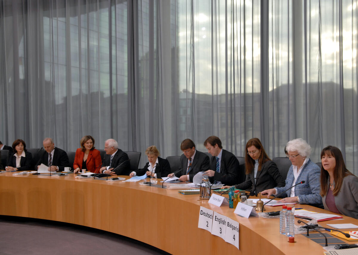 EU-Kommissarin Mariann Fischer-Boel, (2.v.re.), und Mitglieder des Ausschusses für Landwirtschaft und Forsten des bulgarischen Parlaments zu Gast im Ausschuss für Ernährung, Landwirtschaft und Verbraucherschutz im Deutschen Bundestag. Rechts die Ausschussvorsitzende Ulrike Höfken, Bündnis 90/Die Grünen. Höfken, Ulrike; Fischer-Boel, Mariann EU-Kommissarin Mariann Fischer-Boel, (2.v.re.), und Mitglieder des Ausschusses für Landwirtschaft und Forsten des bulgarischen Parlaments zu Gast im Ausschuss für Ernährung, Landwirtschaft und Verbraucherschutz im Deutschen Bundestag. Rechts die Ausschussvorsitzende Ulrike Höfken, Bündnis 90/Die Grünen.