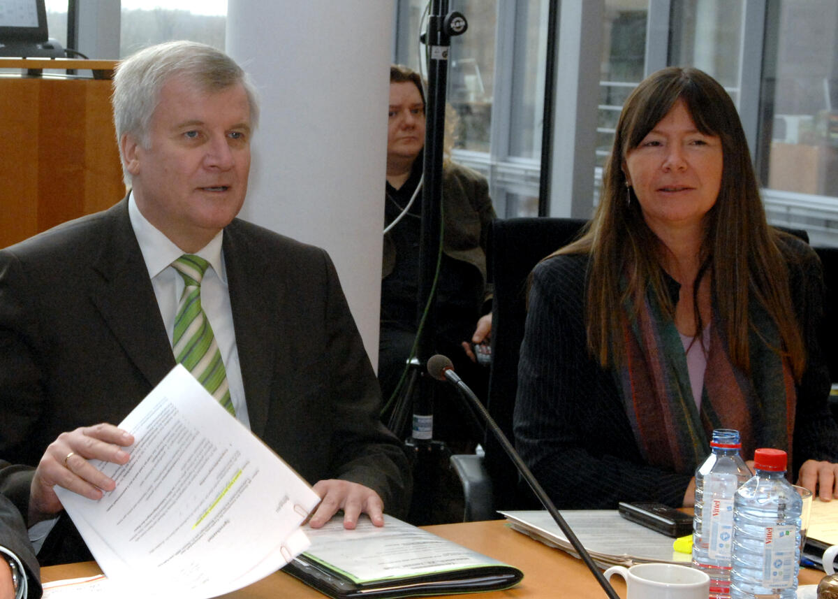 Bundesminister Horst Seehofer, CDU/CSU, zu Gast im Ausschuss für Ernährung, Landwirtschaft und Verbraucherschutz im Deutschen Bundestag. Hier mit der Ausschussvorsitzenden Ulrike Höfken, Bündnis 90/Die Grünen. Höfken, Ulrike; Seehofer, Horst Lorenz Bundesminister Horst Seehofer, CDU/CSU, zu Gast im Ausschuss für Ernährung, Landwirtschaft und Verbraucherschutz im Deutschen Bundestag. Hier mit der Ausschussvorsitzenden Ulrike Höfken, Bündnis 90/Die Grünen.