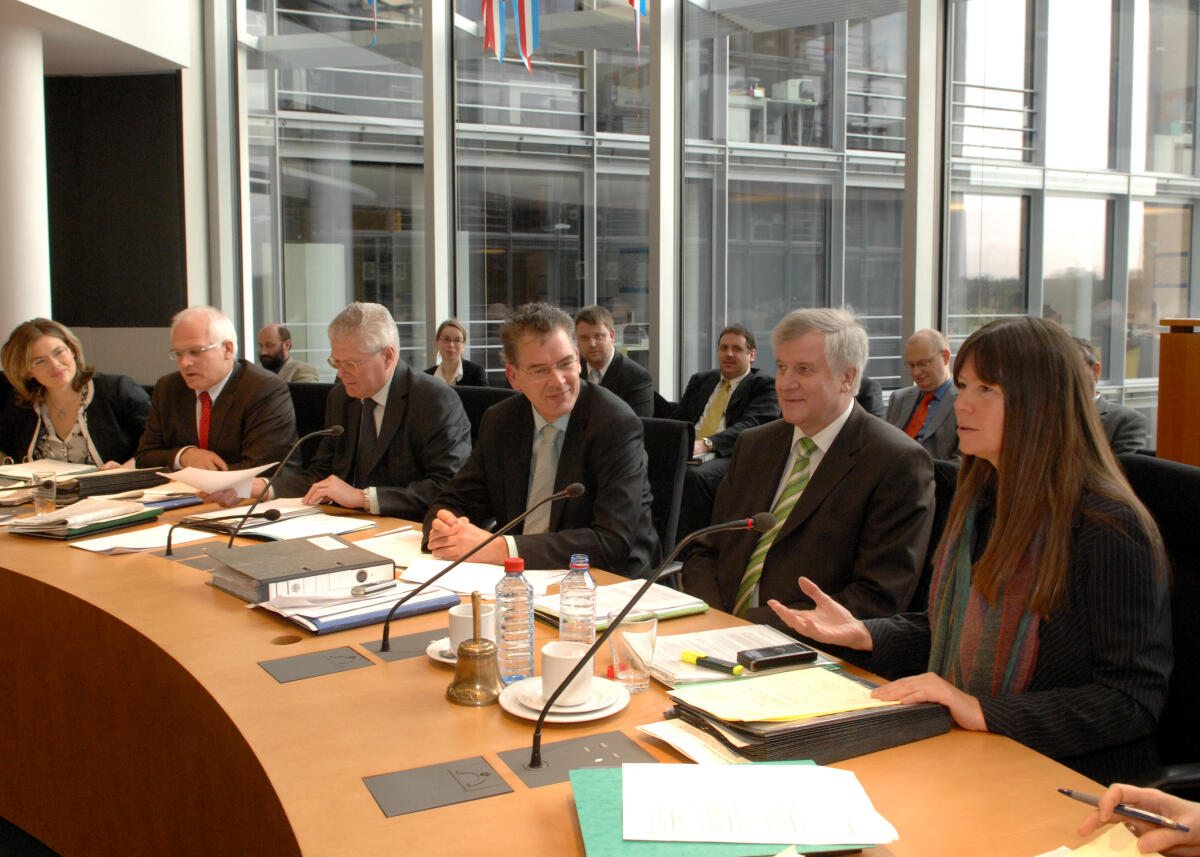 Bundesminister Horst Seehofer, CDU/CSU, (2.v.re.), zu Gast im Ausschuss für Ernährung, Landwirtschaft und Verbraucherschutz im Deutschen Bundestag. Hier mit der Ausschussvorsitzenden Ulrike Höfken, (re.), Bündnis 90/Die Grünen. Höfken, Ulrike; Seehofer, Horst Lorenz Bundesminister Horst Seehofer, CDU/CSU, (2.v.re.), zu Gast im Ausschuss für Ernährung, Landwirtschaft und Verbraucherschutz im Deutschen Bundestag. Hier mit der Ausschussvorsitzenden Ulrike Höfken, (re.), Bündnis 90/Die Grünen.