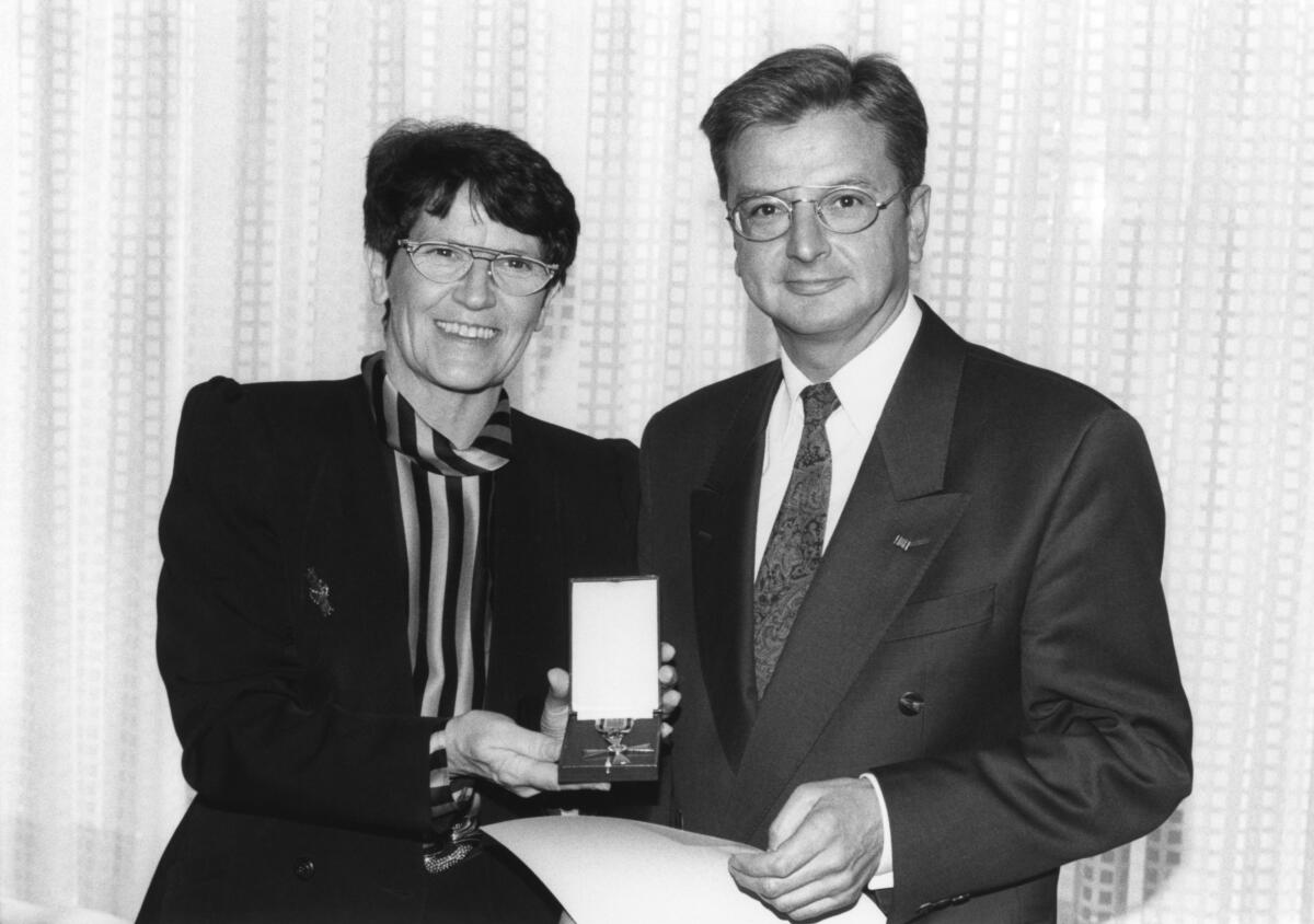 Das Verdienstkreuz am Bande des Verdienstordens der Bundesrepublik Deutschland überreicht Bundestagspräsidentin Prof. Dr. Rita Süssmuth, CDU/CSU, MdB, an den Bundestagsabgeordneten Joachim Poß, SPD, MdB.; Orden, Bundesverdienstkreuz Poß, Joachim; Süssmuth, Rita Das Verdienstkreuz am Bande des Verdienstordens der Bundesrepublik Deutschland überreicht Bundestagspräsidentin Prof. Dr. Rita Süssmuth, CDU/CSU, MdB, an den Bundestagsabgeordneten Joachim Poß, SPD, MdB.; Orden, Bundesverdienstkreuz