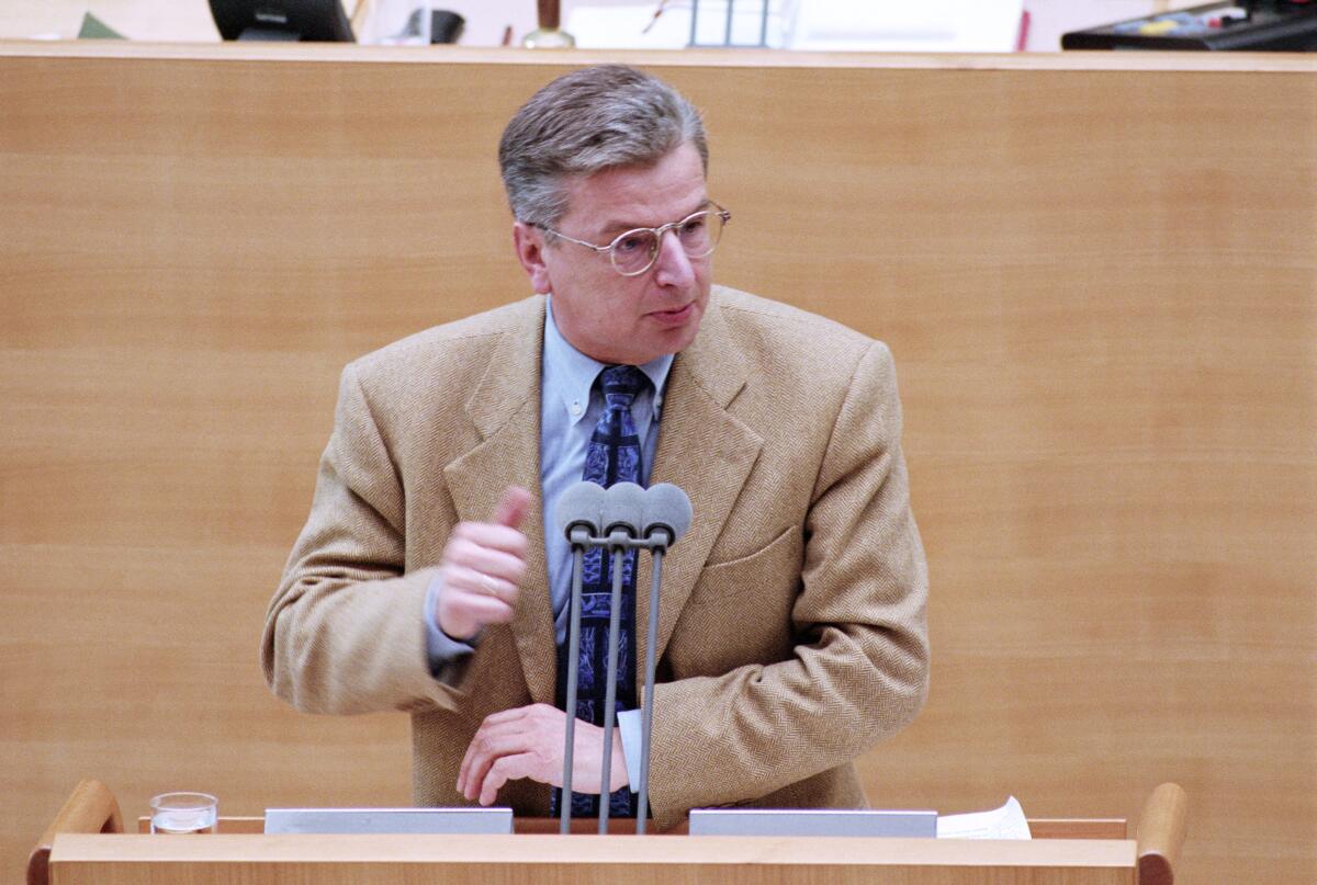 Joachim Poß, SPD, MdB, hält eine Rede im Deutschen Bundestag.; Bundestagsabgeordneter, Abgeordneter, Rednerpult Poß, Joachim Joachim Poß, SPD, MdB, hält eine Rede im Deutschen Bundestag.; Bundestagsabgeordneter, Abgeordneter, Rednerpult