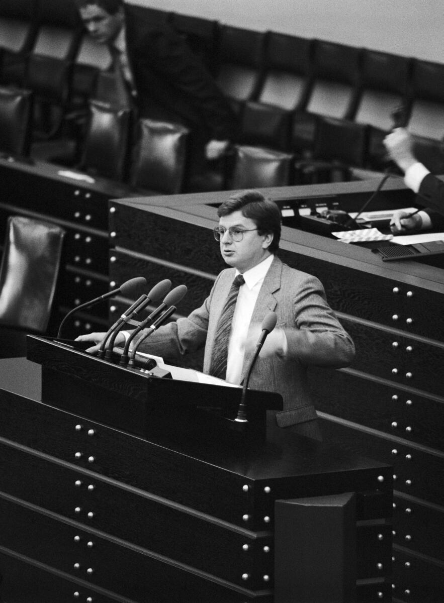 Joachim Poß, SPD, MdB, hält eine Rede im Deutschen Bundestag.; Bundestagsabgeordneter, Abgeordneter, Rednerpult Poß, Joachim Joachim Poß, SPD, MdB, hält eine Rede im Deutschen Bundestag.; Bundestagsabgeordneter, Abgeordneter, Rednerpult