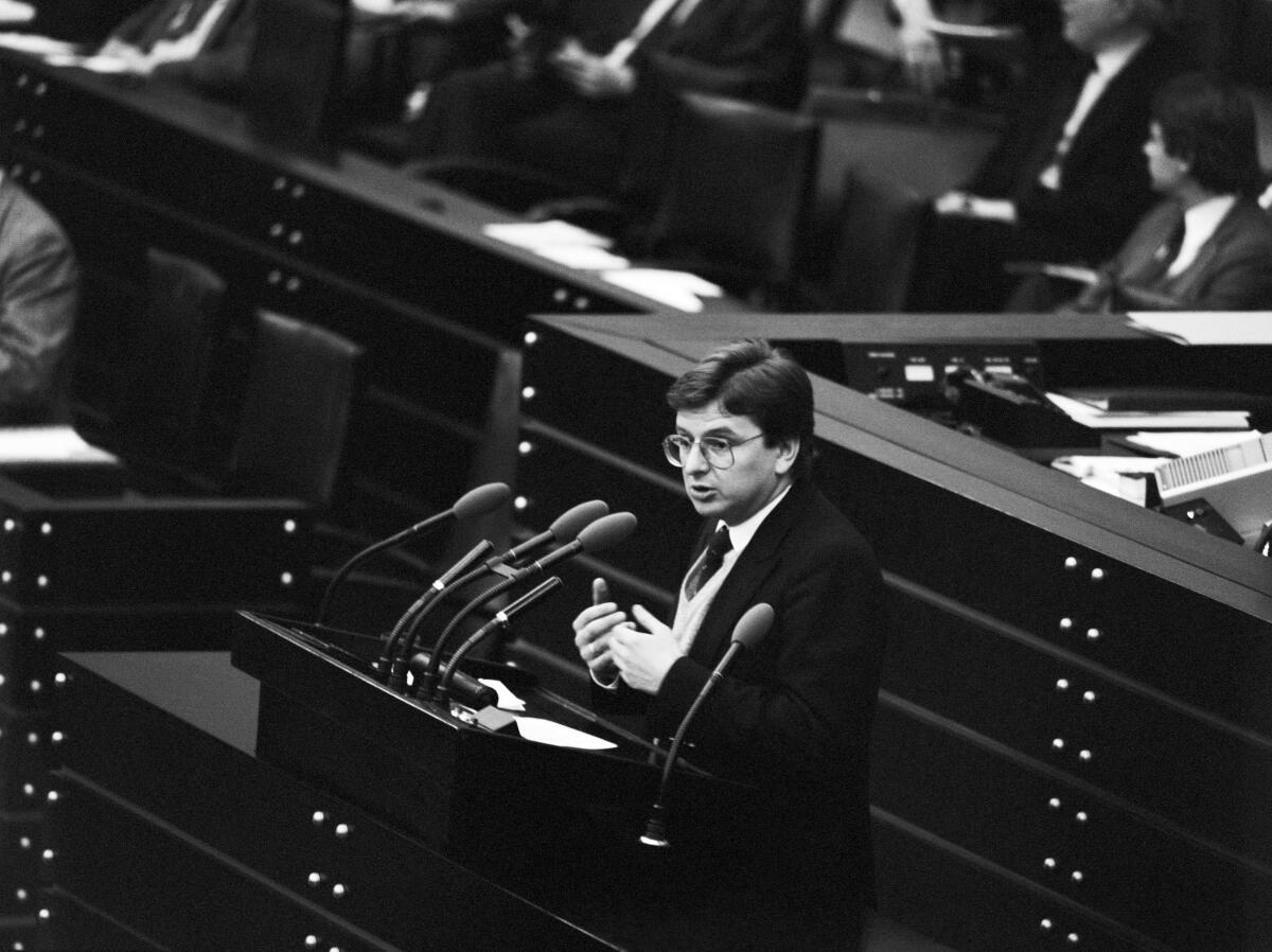 Joachim Poß, SPD, MdB, hält eine Rede im Deutschen Bundestag.; Bundestagsabgeordneter, Abgeordneter, Rednerpult Poß, Joachim Joachim Poß, SPD, MdB, hält eine Rede im Deutschen Bundestag.; Bundestagsabgeordneter, Abgeordneter, Rednerpult
