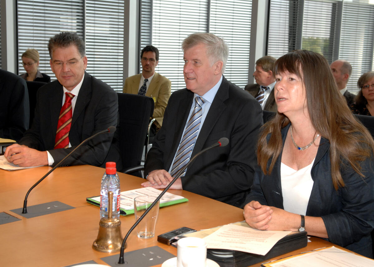 Höfken, Ulrike; Seehofer, Horst Lorenz; Müller, Gerd Ulrike Höfken, Bündnis 90/Die Grünen, Vorsitzende des Ausschusses für Ernährung, Landwirtschaft und Verbraucherschutz im Deutschen Bundestag, begrüßt Host Seehofer, (mitte),  CDU/CSU, Bundesminister für Ernährung, Landwirtschaft und Verbraucherschutz, zur Ausschusssitzung. Links Dr. Gerd Müller, CDU/CSU, Parl. Staatssekretär.