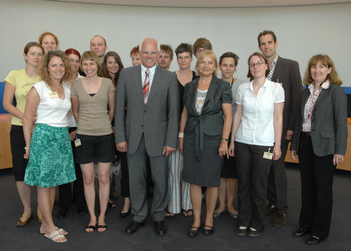 Bleser, Peter Gespräch zwischen Mitgliedern des Ausschusses für Ernährung, Landwirtschaft und Verbraucherschutz im Deutschen Bundestag und Teilnehmern des Journalistischen Trainee-Programms der Verbraucherzentrale Bundesverband e. V. (vzbv). Hier mit Peter Bleser, (vordere Reihe 3.v.li.), MdB, CDU/CSU.