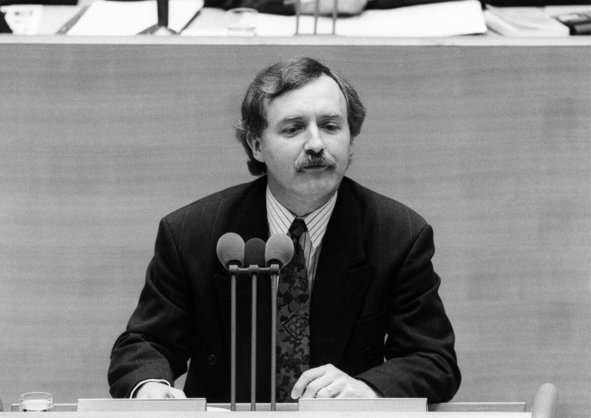 Stadler, Max Dr. Max Stadler, FDP, MdB, hält eine Rede im Deutschen Bundestag.; Bundestagsabgeordneter, Abgeordneter, Rednerpult
