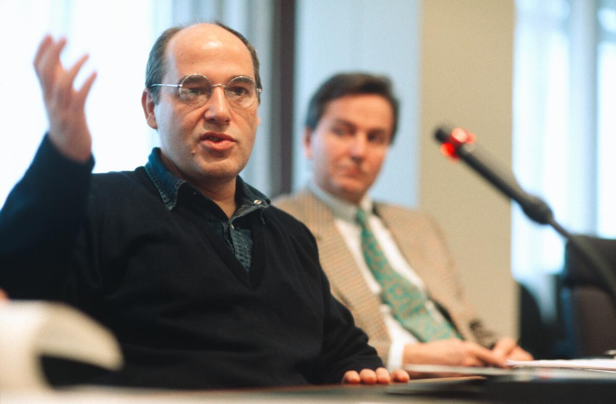 Gysi, Gregor; Müller, Manfred Gruppensitzung der PDS. Der Vorsitzende Gregor Gysi spricht zu den Sitzungsteilnehmern.; Gruppe, Sitzung, Abgeordnete, Gestik