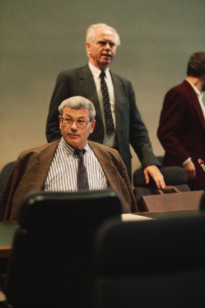 Teilnehmer der Gruppensitzung der PDS. Hier: Ludwig Elm am Tisch sitzend und hinter ihm stehend Günther Maleuda.; Abgeordnete, Gruppe, Sitzung Elm, Ludwig; Maleuda, Günther Teilnehmer der Gruppensitzung der PDS. Hier: Ludwig Elm am Tisch sitzend und hinter ihm stehend Günther Maleuda.; Abgeordnete, Gruppe, Sitzung
