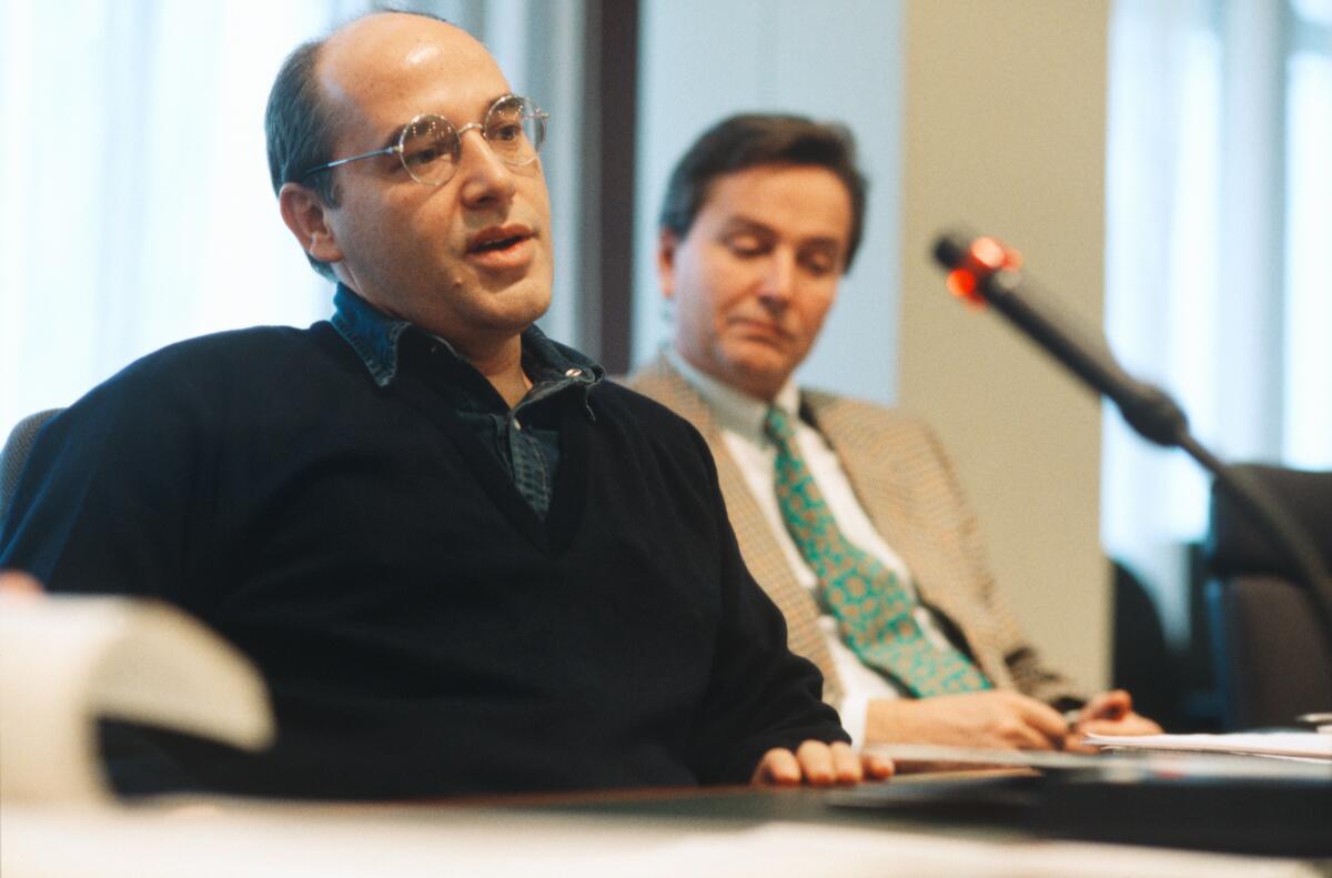 Gruppensitzung der PDS. Der Vorsitzende Gregor Gysi spricht zu den Sitzungsteilnehmern.; Gruppe, Sitzung, Rede, Abgeordnete Gysi, Gregor; Müller, Manfred Gruppensitzung der PDS. Der Vorsitzende Gregor Gysi spricht zu den Sitzungsteilnehmern.; Gruppe, Sitzung, Rede, Abgeordnete