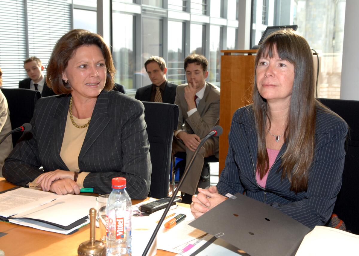 Die Bundesministerin für Ernährung, Landwirtschft und Verbraucherschutz, Ilse Aigner, CDU/CSU, (li.), ist zu Gast im Ausschuss für Ernährung, Landwirtschaft und Verbraucherschutz des Deutschen Bundestages. Hier mit der Vorsitzenden des Ausschusses, Ulrike Höfken, Bündnis 90/Die Grünen, (re.). Aigner, Ilse; Höfken, Ulrike Die Bundesministerin für Ernährung, Landwirtschft und Verbraucherschutz, Ilse Aigner, CDU/CSU, (li.), ist zu Gast im Ausschuss für Ernährung, Landwirtschaft und Verbraucherschutz des Deutschen Bundestages. Hier mit der Vorsitzenden des Ausschusses, Ulrike Höfken, Bündnis 90/Die Grünen, (re.).