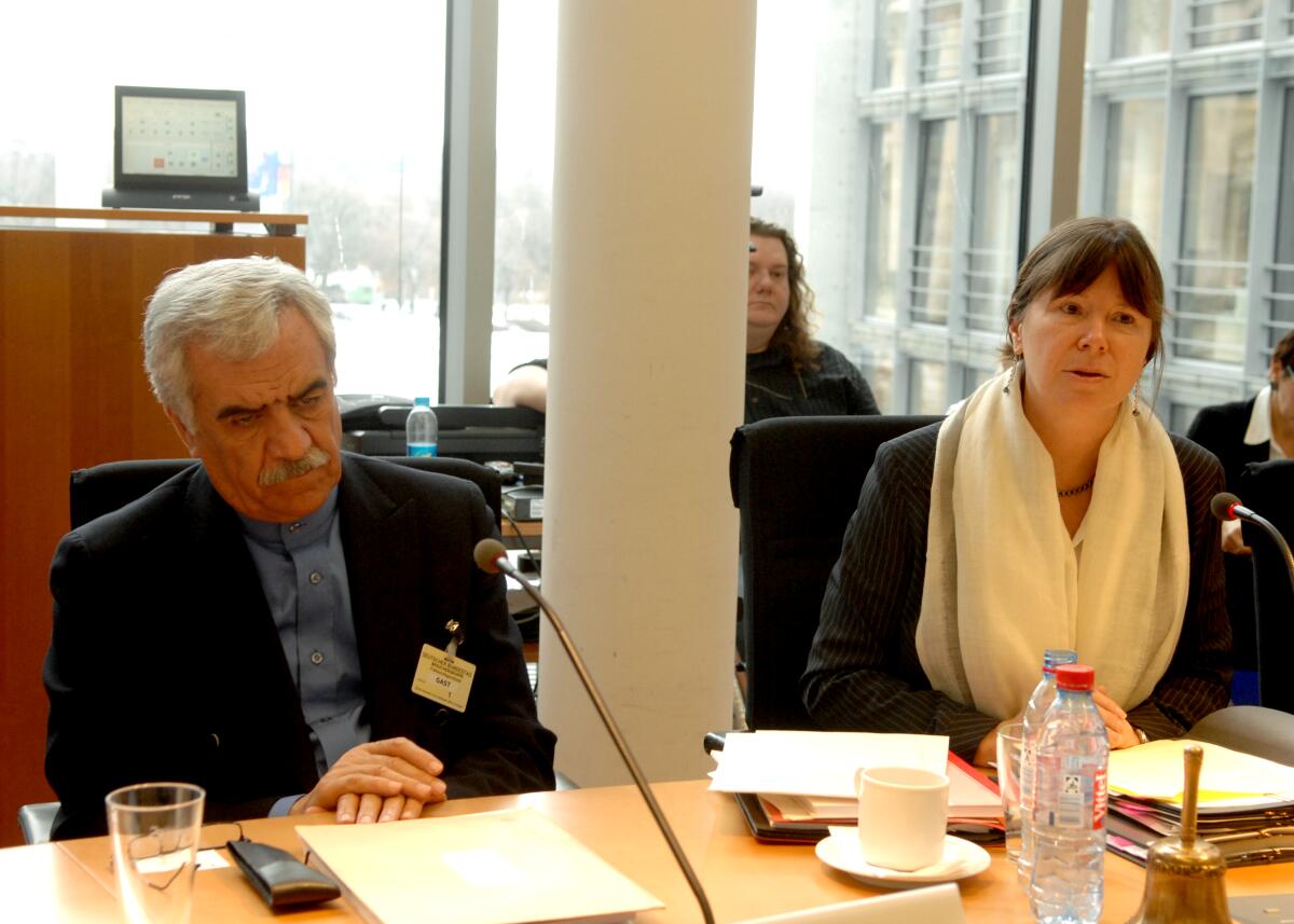 Prof. Naeini Noori, (li.), Vorsitzender des Ausschusses zur Reform der FAO, nimmt an der Ausschusssitzung des Ausschusses für Ernährung, Landwirtschaft und Verbraucherschutz des Deutschen Bundestages teil. Der Ausschuss wird von der Vorsitzenden Ulrike Höfken, (re.), Bündnis 90/Die Grünen, geleitet. Höfken, Ulrike; Noori, Naeini Prof. Naeini Noori, (li.), Vorsitzender des Ausschusses zur Reform der FAO, nimmt an der Ausschusssitzung des Ausschusses für Ernährung, Landwirtschaft und Verbraucherschutz des Deutschen Bundestages teil. Der Ausschuss wird von der Vorsitzenden Ulrike Höfken, (re.), Bündnis 90/Die Grünen, geleitet.