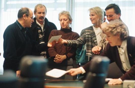 Gysi, Gregor; Bierstedt, Wolfgang; Knake-Werner, Heidi; Enkelmann, Dagmar; Luft, Christa; Müller, Manfred Liegenschaften in Bonn, Plenargebäude