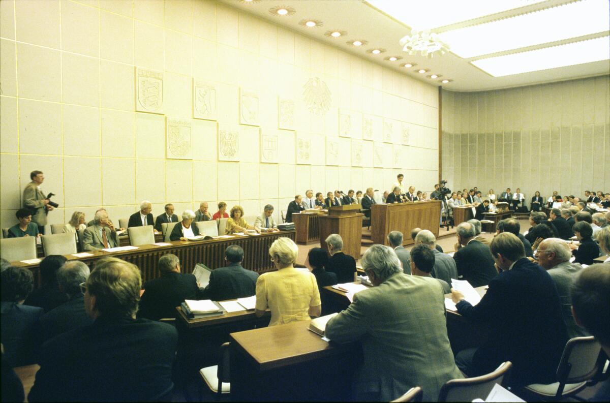  Sitzung des Bundesrats unter Vorsitz von Roland Koch (CDU), Bonn. Blick in den Sitzungssaal Richtung Rednerpult und auf die Sitzreihe der Mitarbeiter der Bundesregierung.; Bundesrat, Plenarsaal